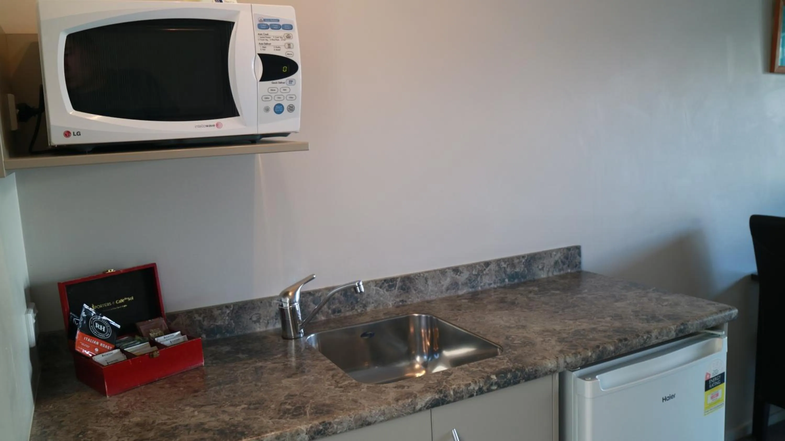Kitchen or kitchenette in Executive On Fenton