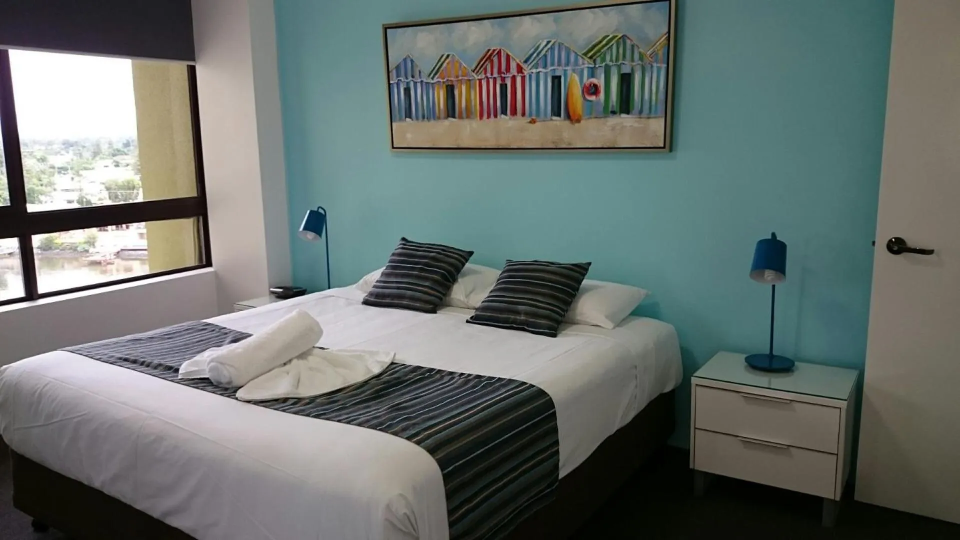 Bed in Surfers Hawaiian Holiday Apartments