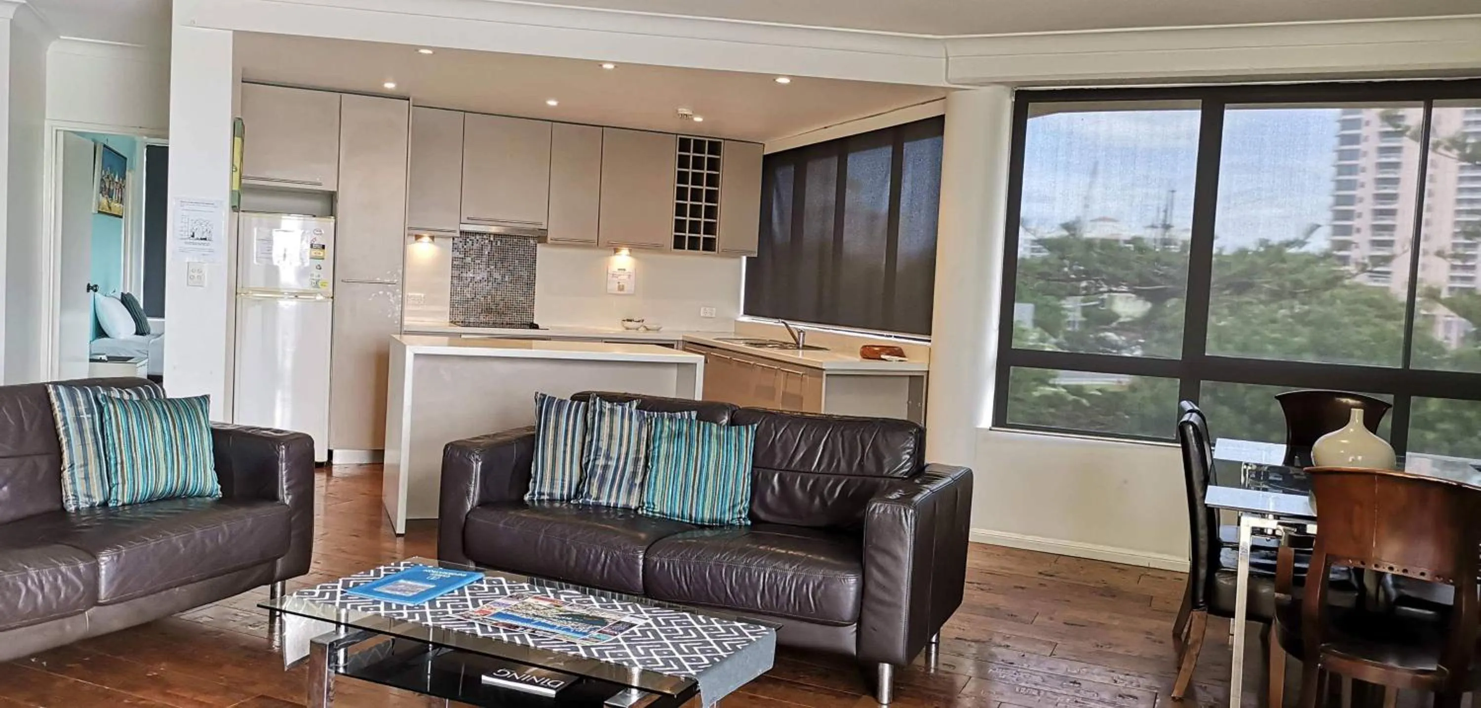 Kitchen or kitchenette in Surfers Hawaiian Holiday Apartments