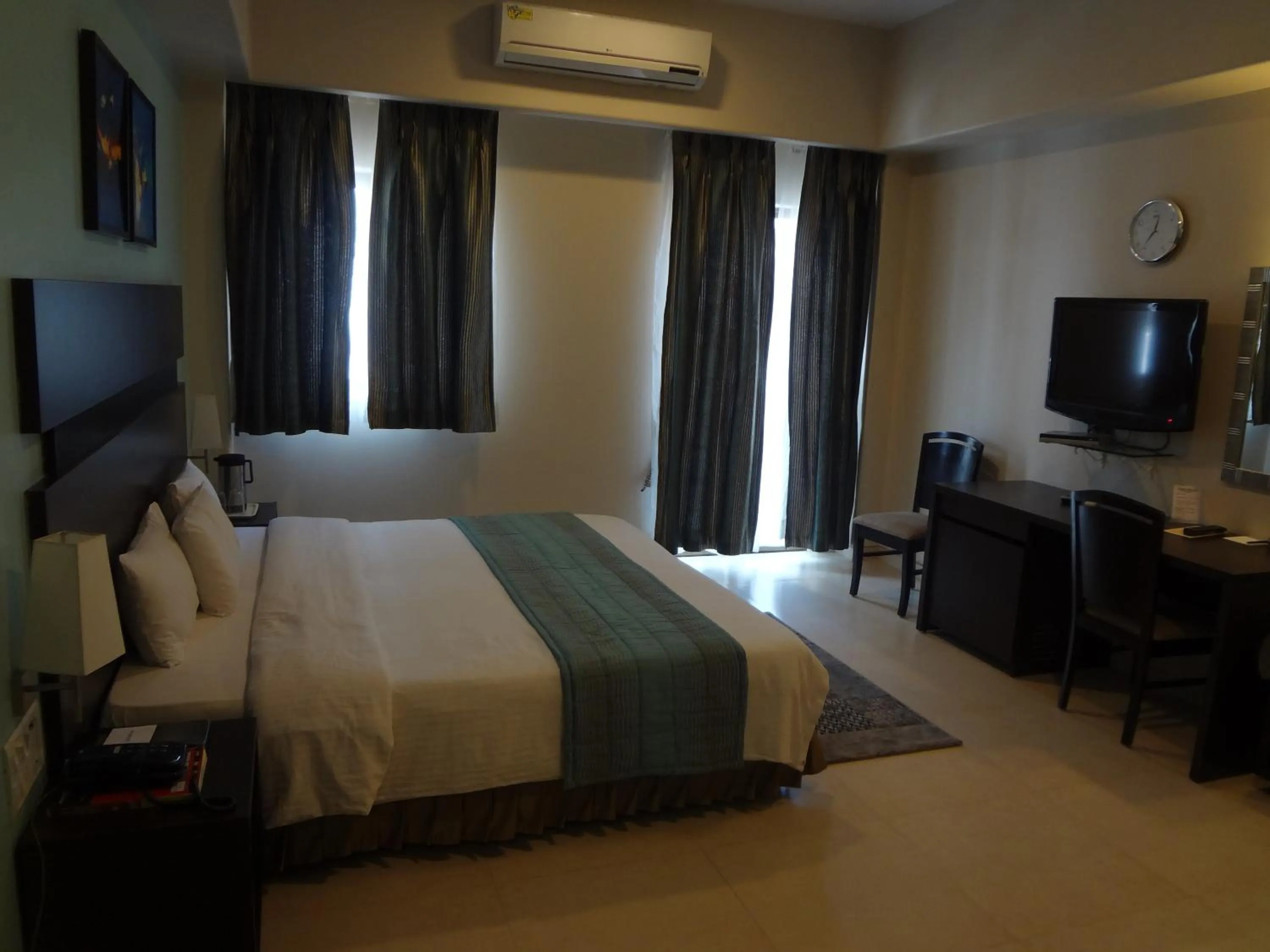 Photo of the whole room, Bed in Chateau Windsor Hotel - Marine Drive