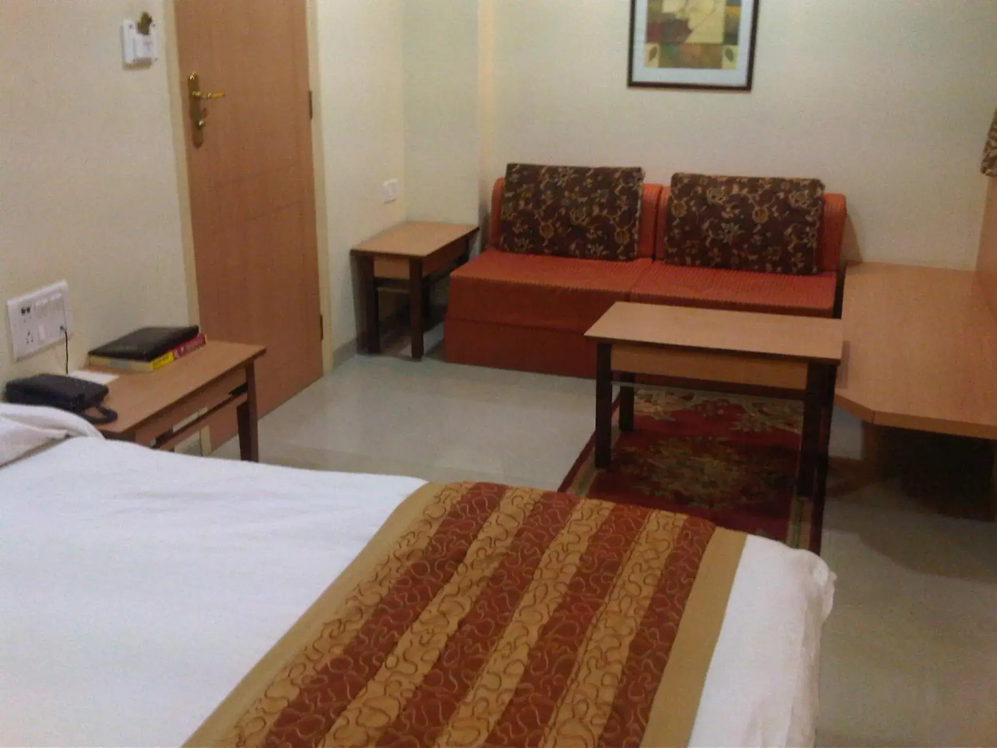 Superior Double Room in Chateau Windsor Hotel - Marine Drive Superior Double Room in Chateau Windsor Hotel - Marine Drive