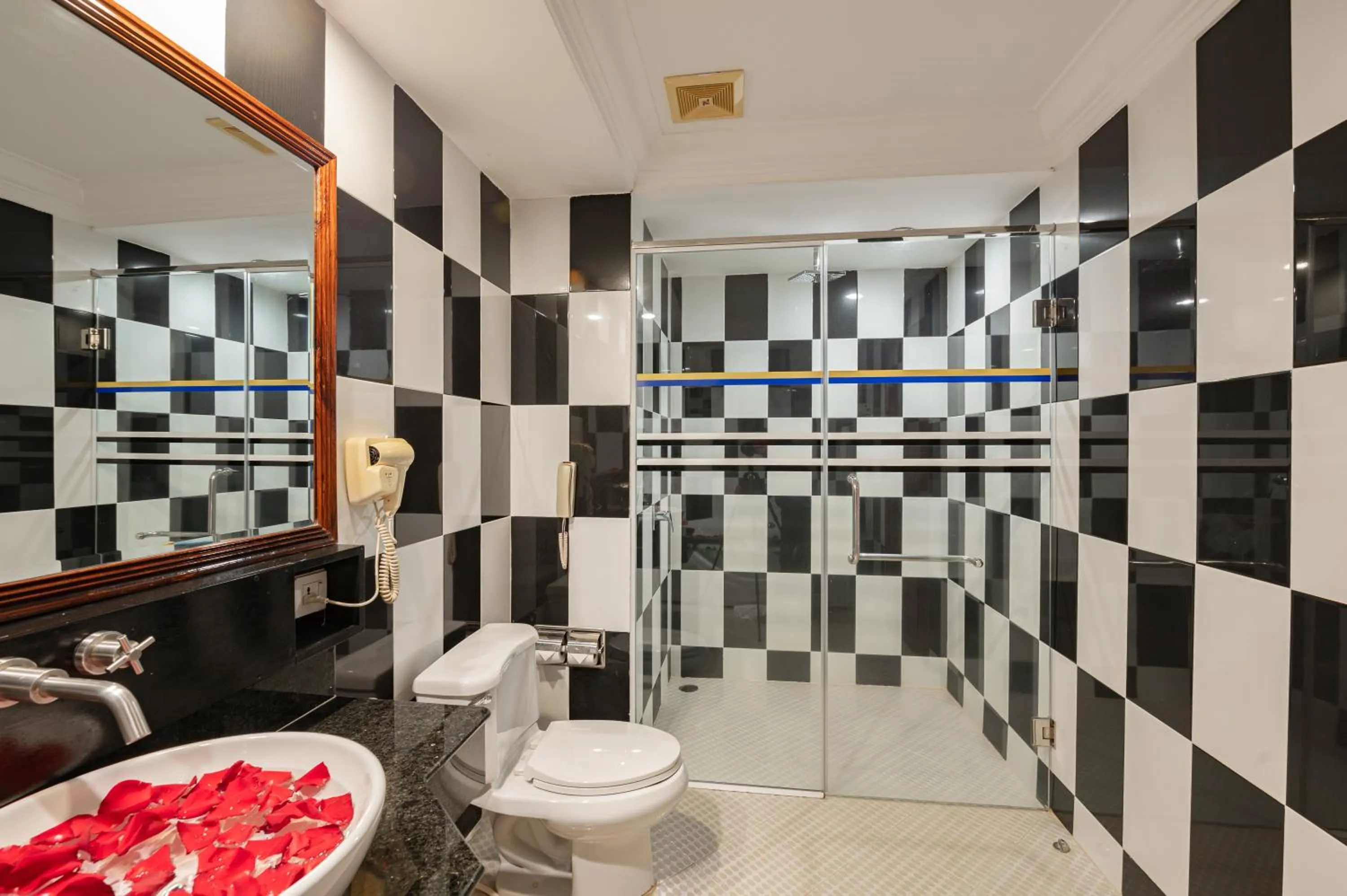 Bathroom in Hotel Somadevi Angkor Resort & Spa