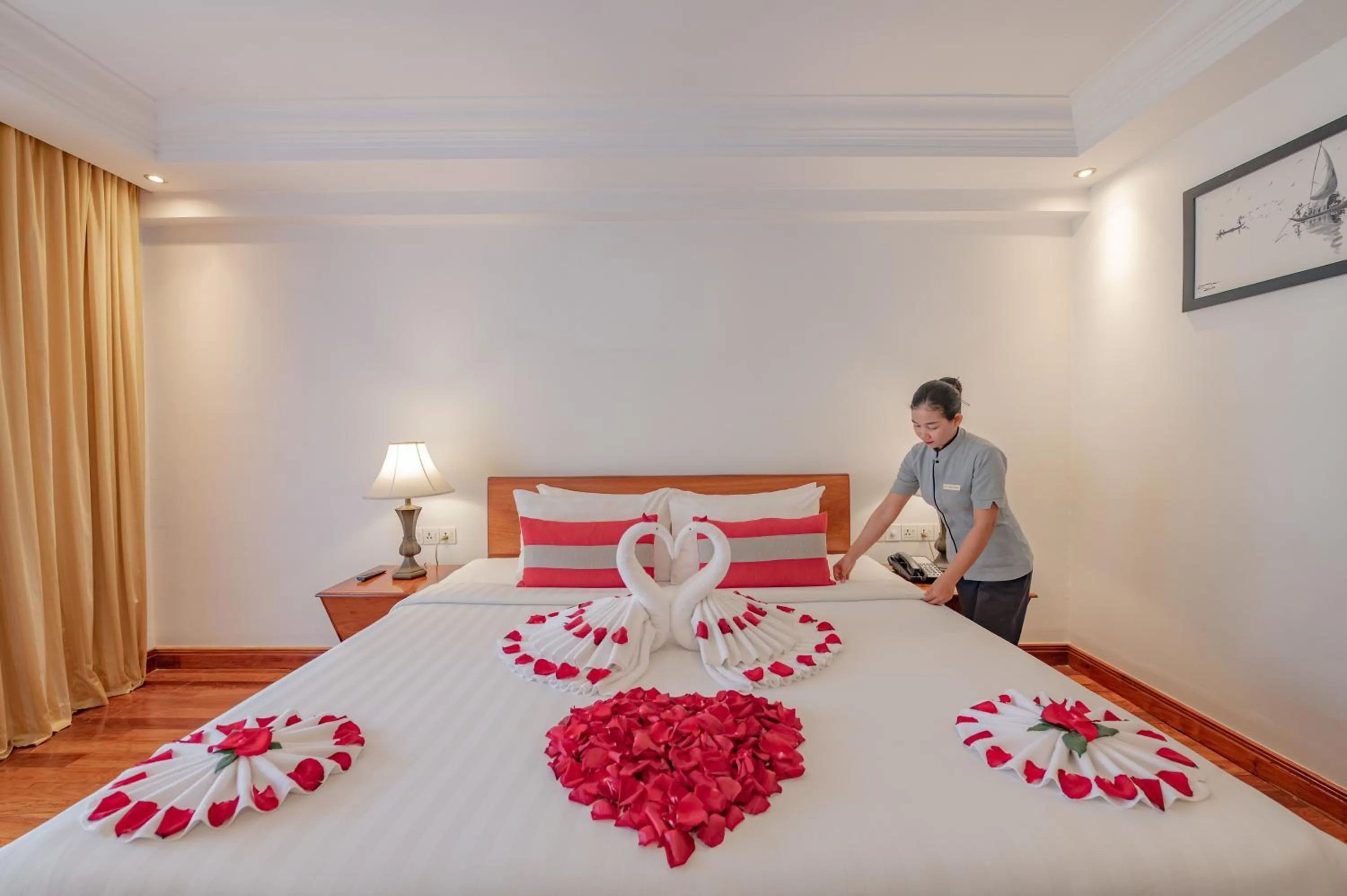 Bed in Hotel Somadevi Angkor Resort & Spa