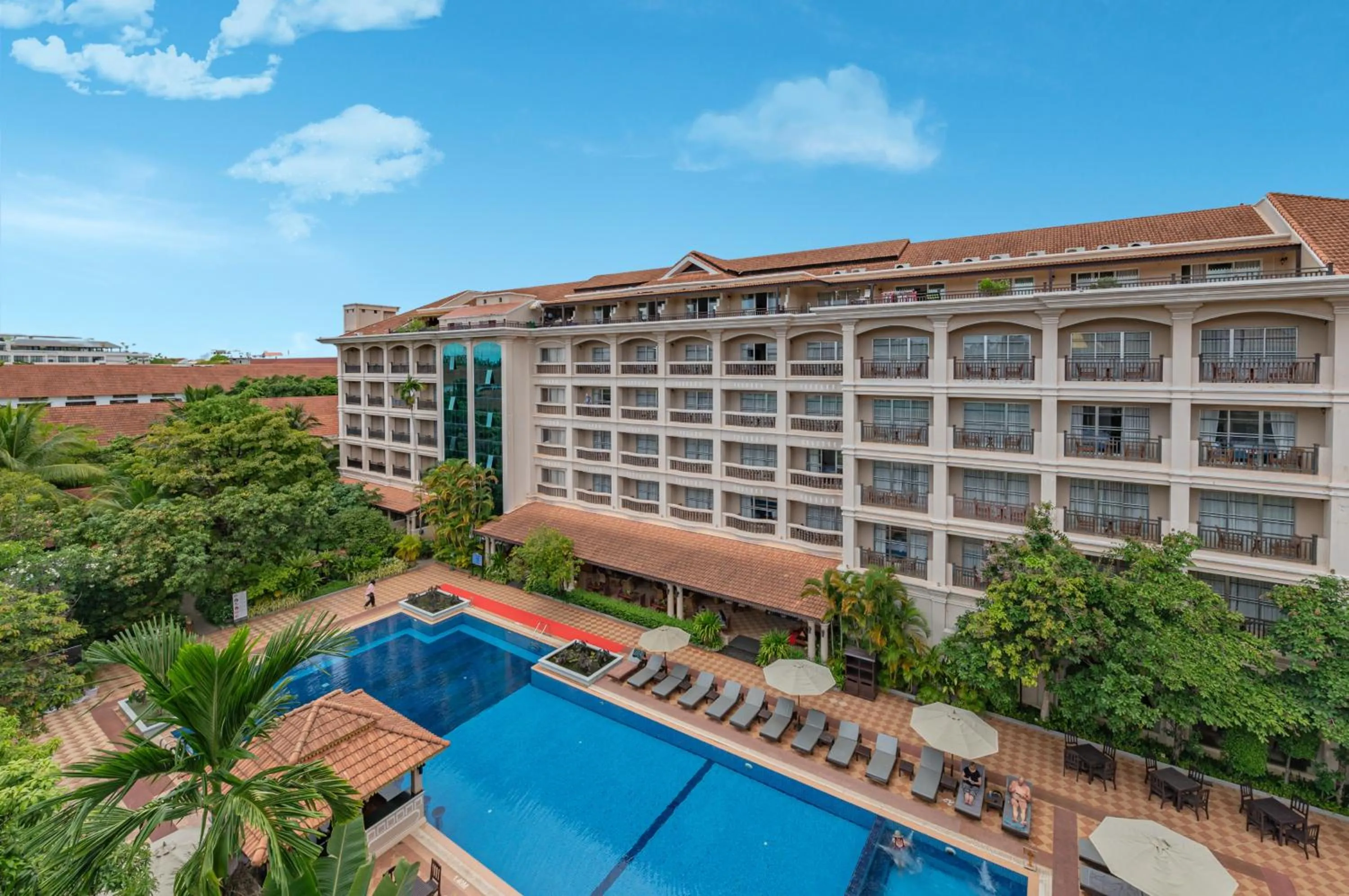 Swimming pool in Hotel Somadevi Angkor Resort & Spa