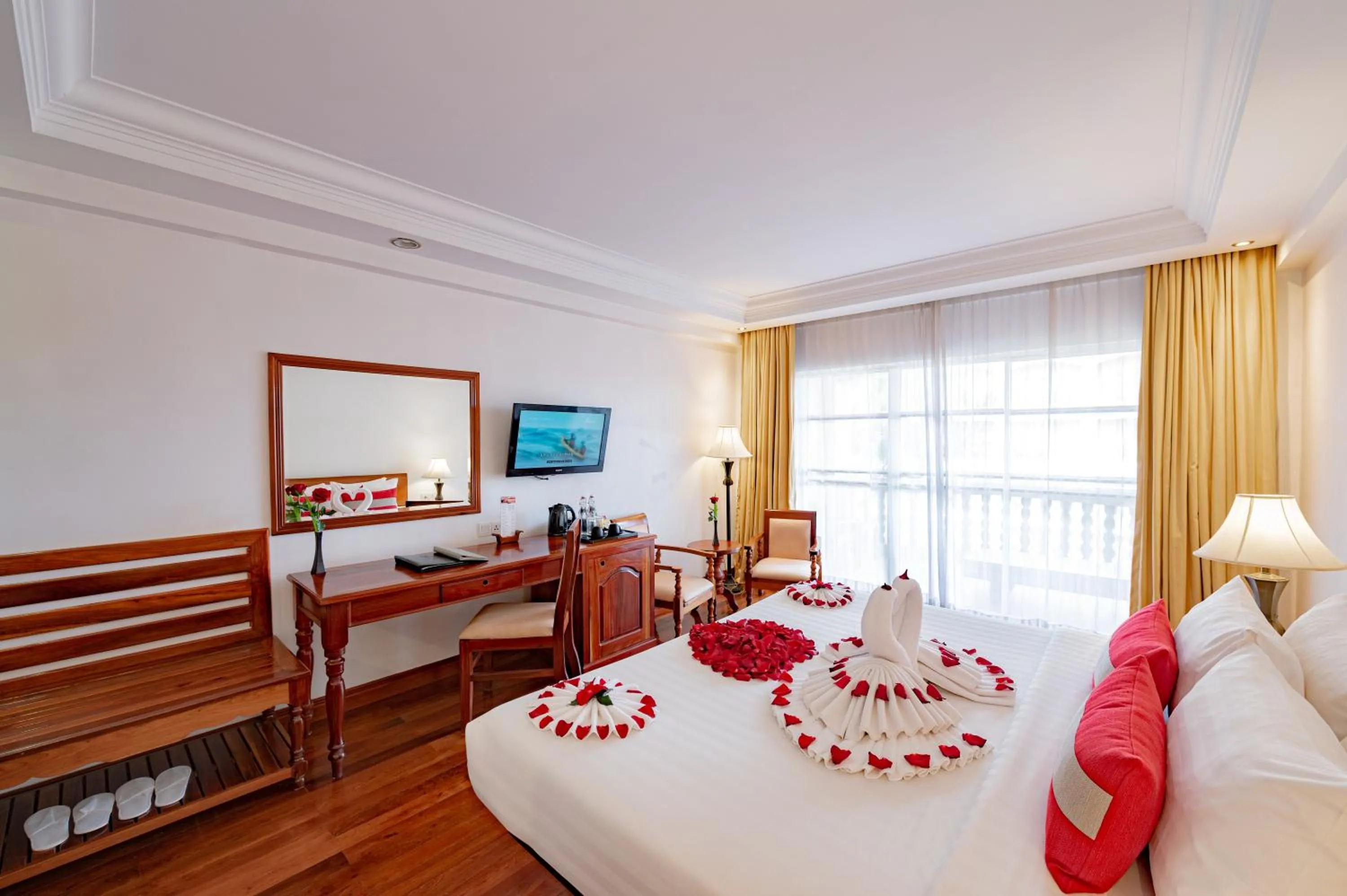 Bed in Hotel Somadevi Angkor Resort & Spa