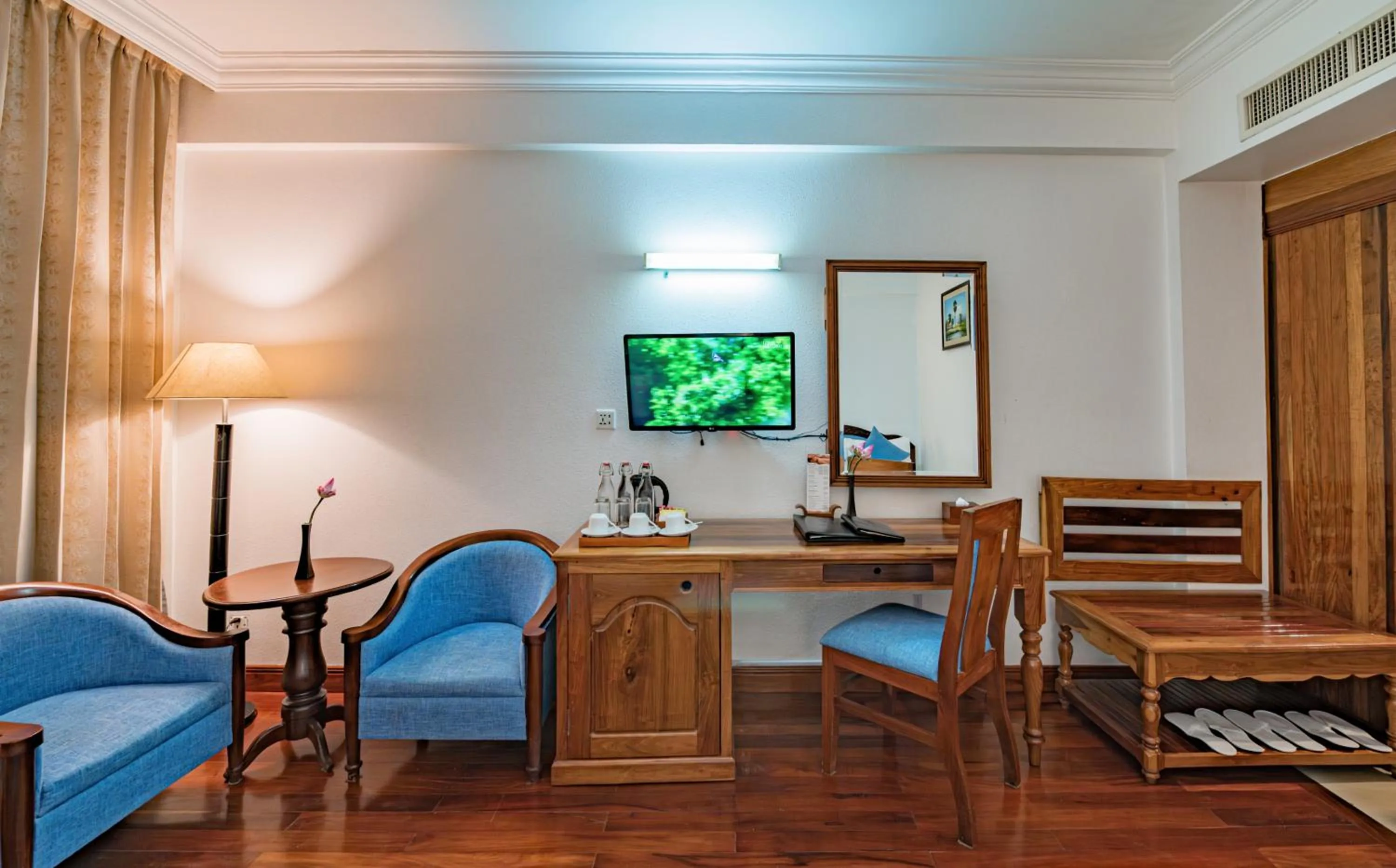 Guests in Hotel Somadevi Angkor Resort & Spa