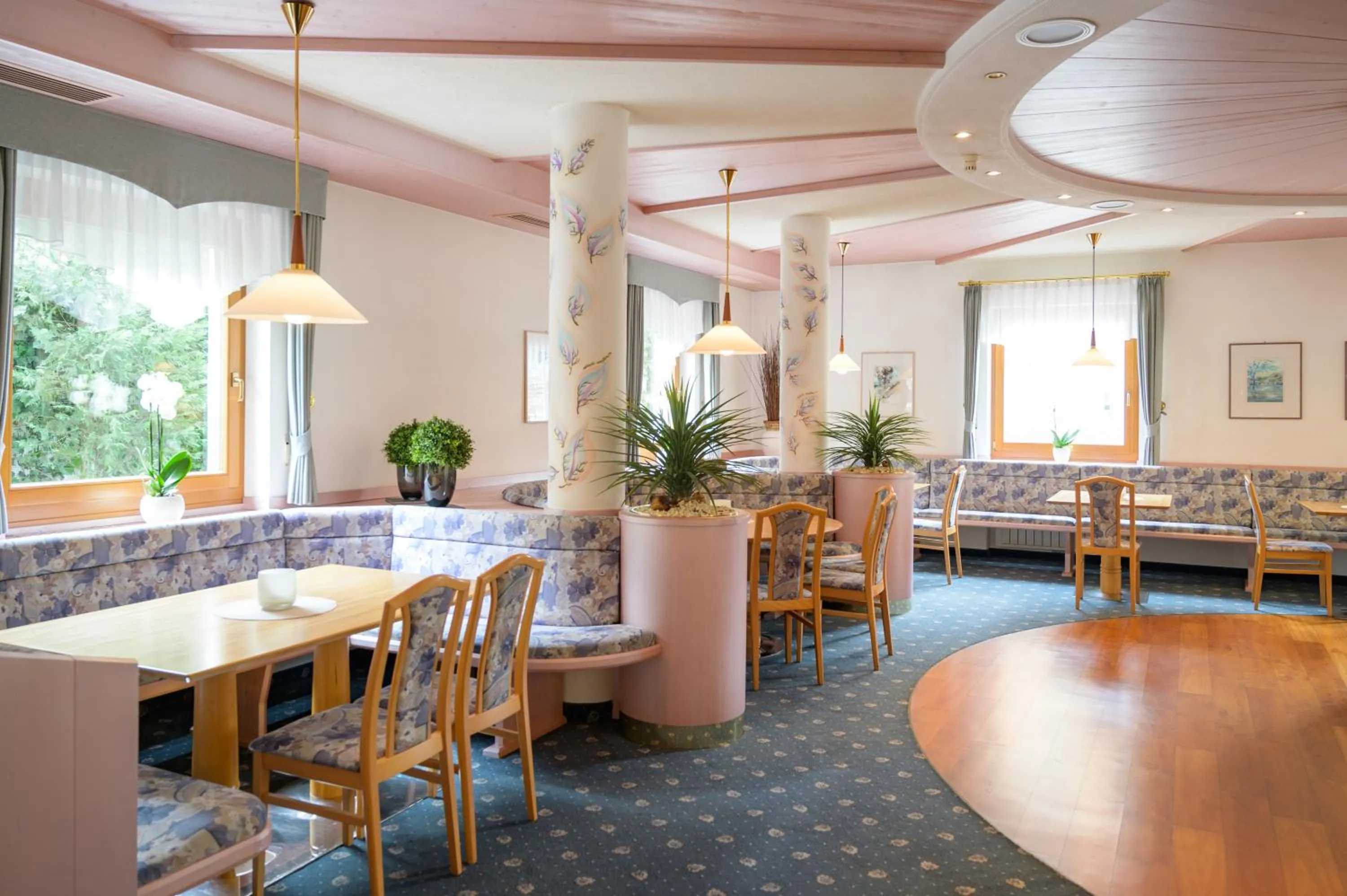 Restaurant/places to eat in Glanzhof Hotel & Apartments