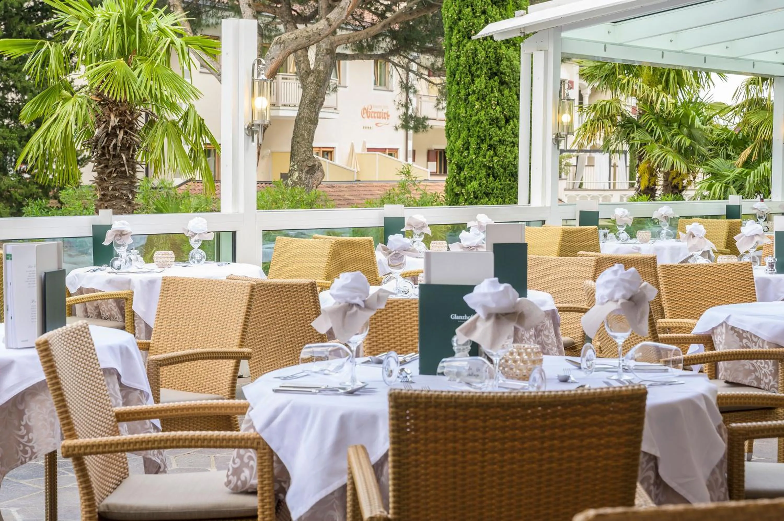 Restaurant/places to eat in Glanzhof Hotel & Apartments