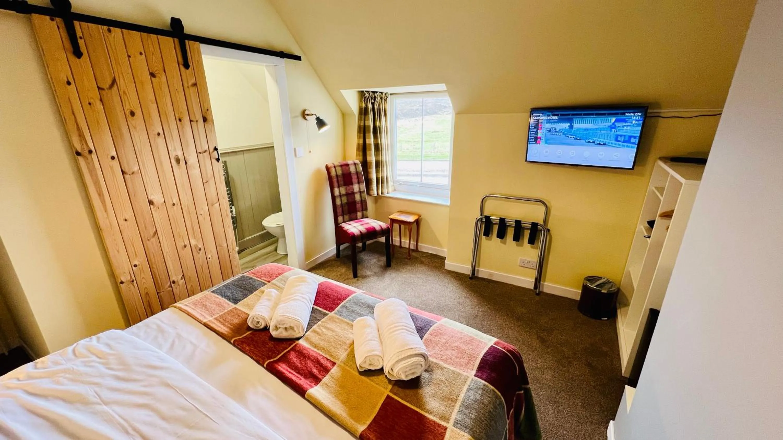 Photo of the whole room, Bed in Aultguish Inn