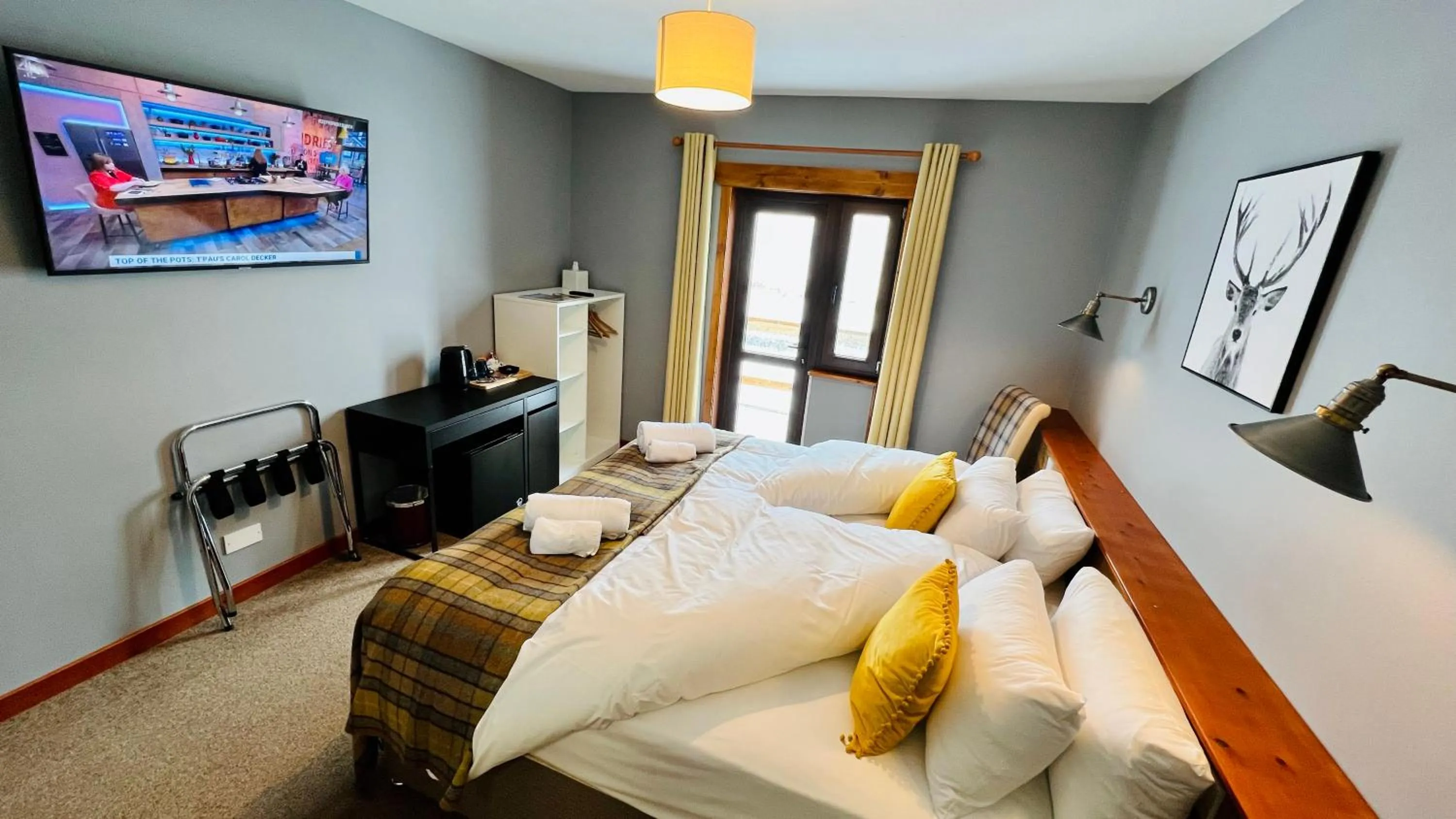 Photo of the whole room, Bed in Aultguish Inn