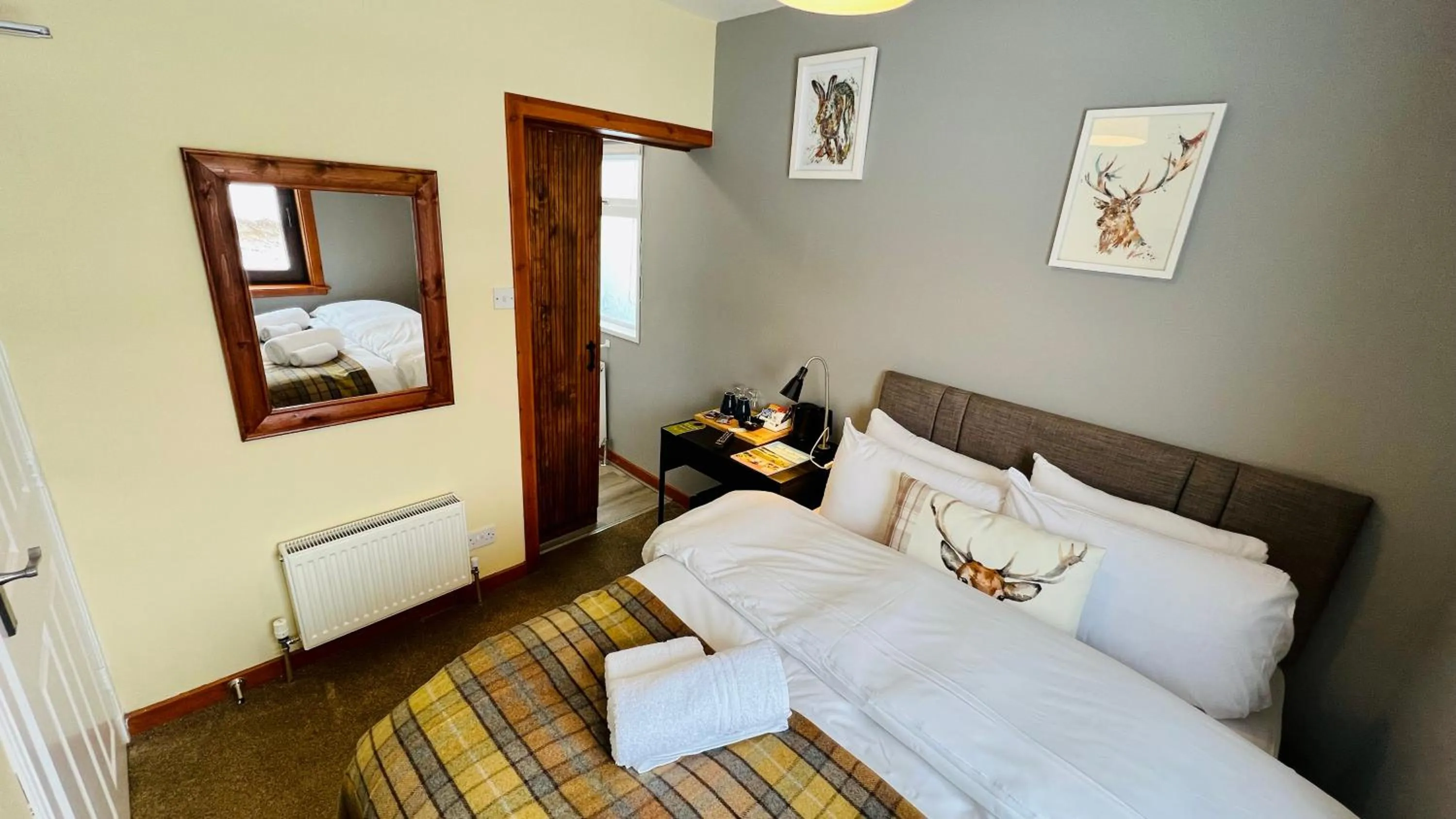 Photo of the whole room, Bed in Aultguish Inn