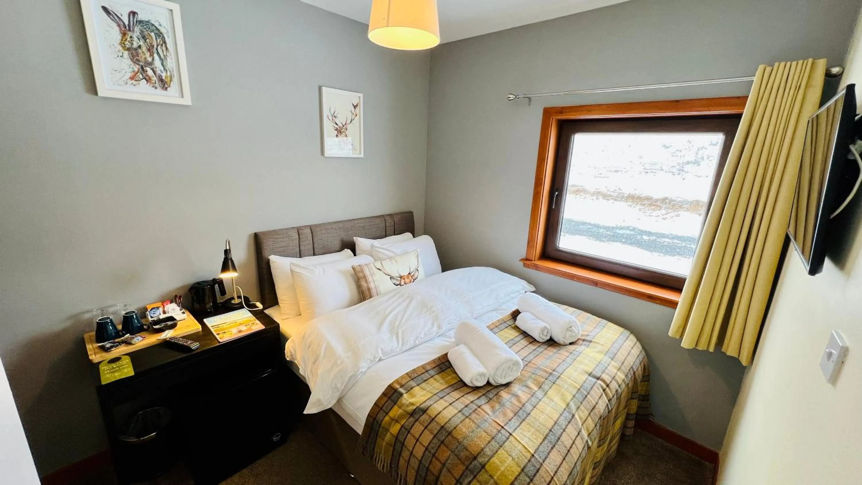 Photo of the whole room, Bed in Aultguish Inn