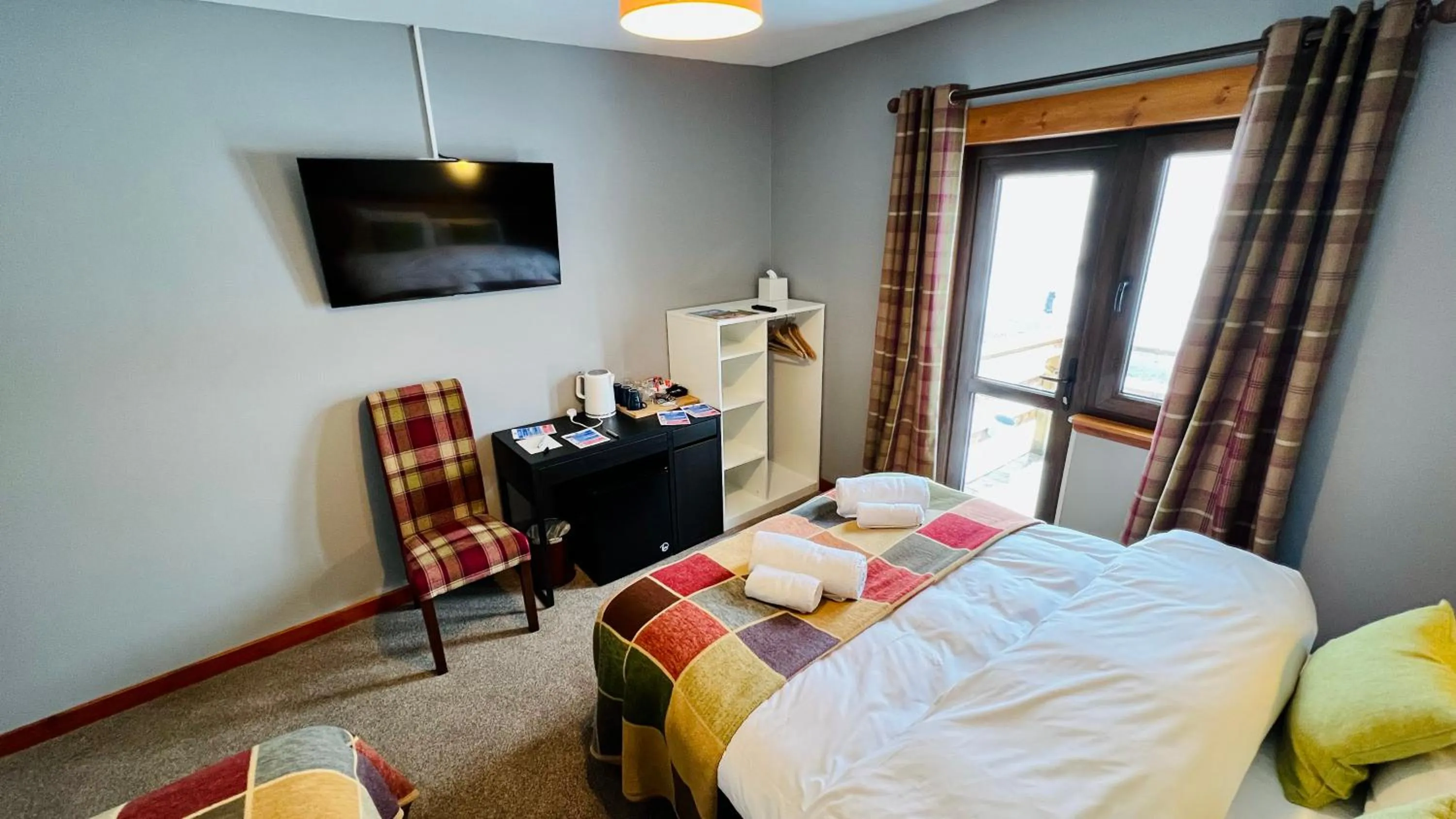 Photo of the whole room, Bed in Aultguish Inn