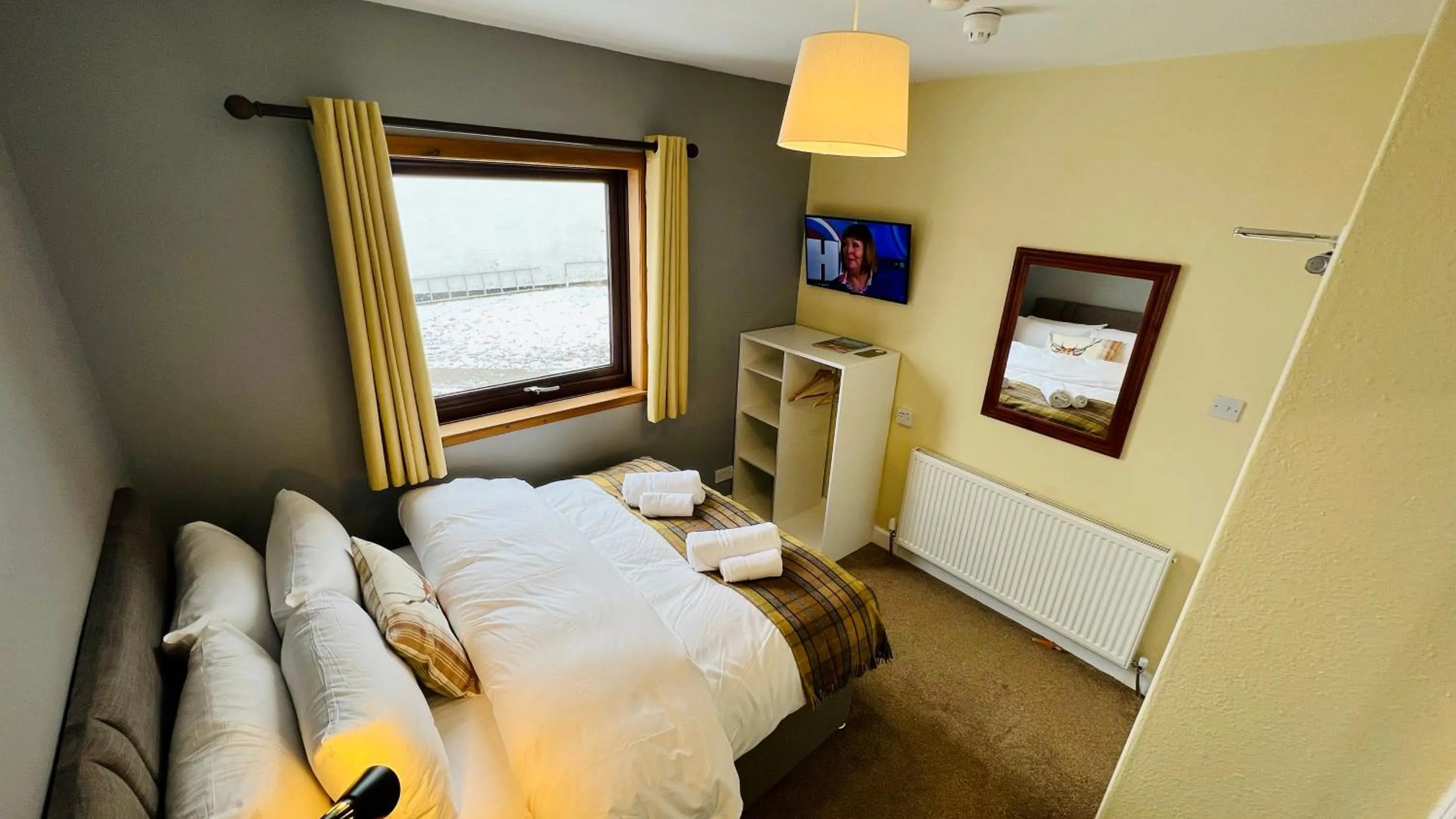 Photo of the whole room, Bed in Aultguish Inn