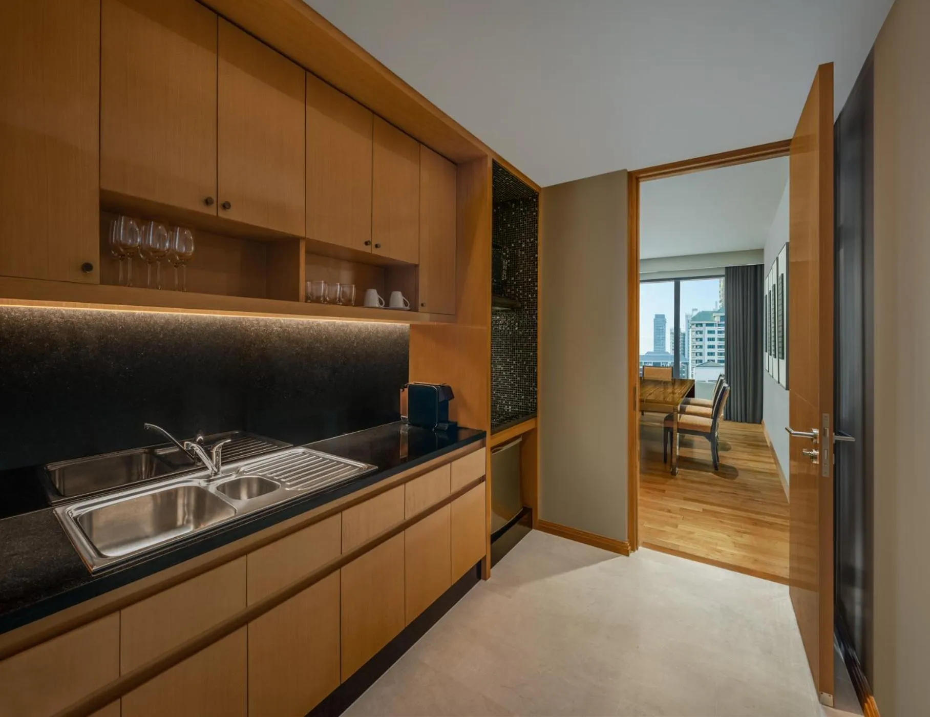 kitchen, Bed in Renaissance Bangkok Ratchaprasong Hotel by Marriott