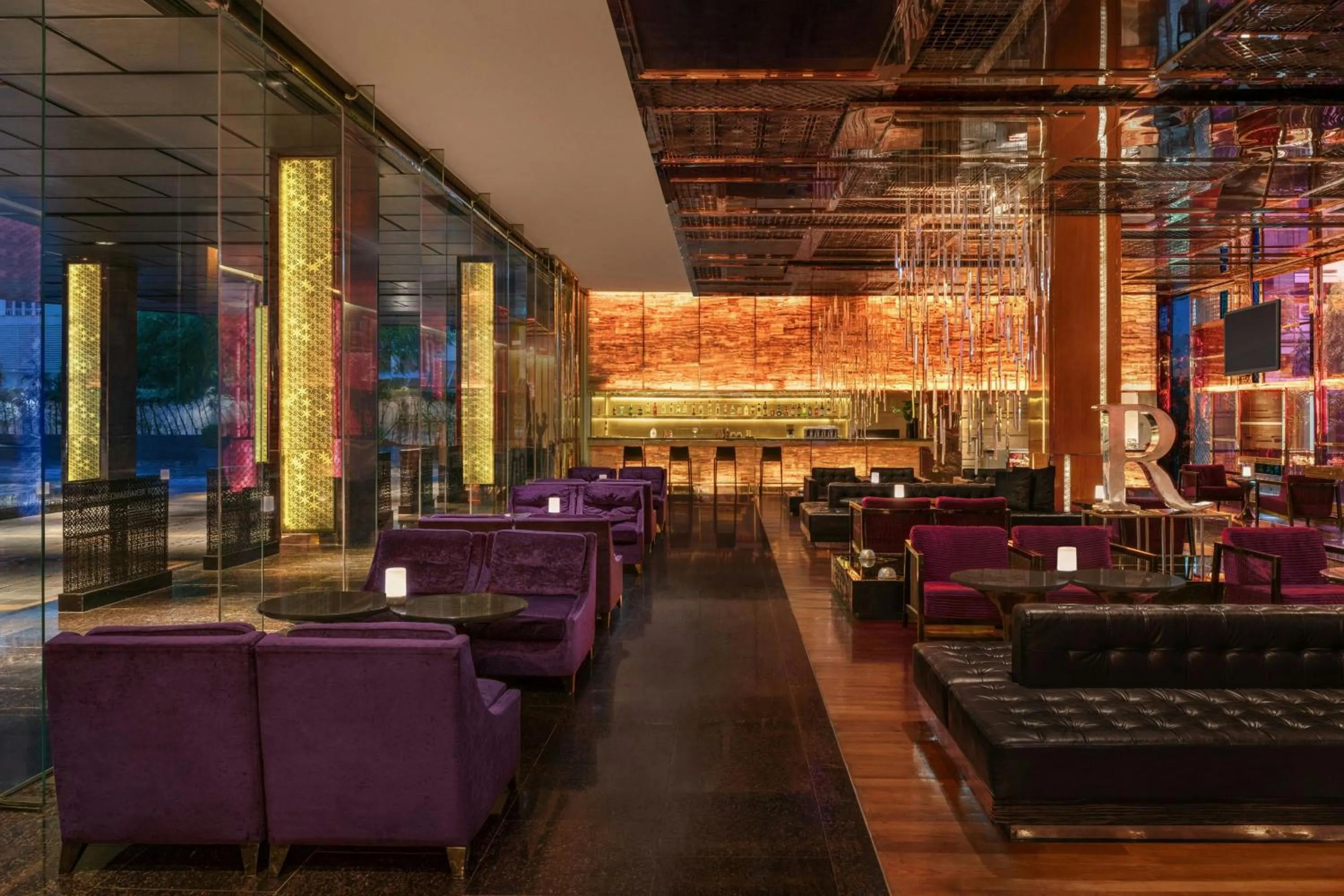 Lounge or bar in Renaissance Bangkok Ratchaprasong Hotel by Marriott