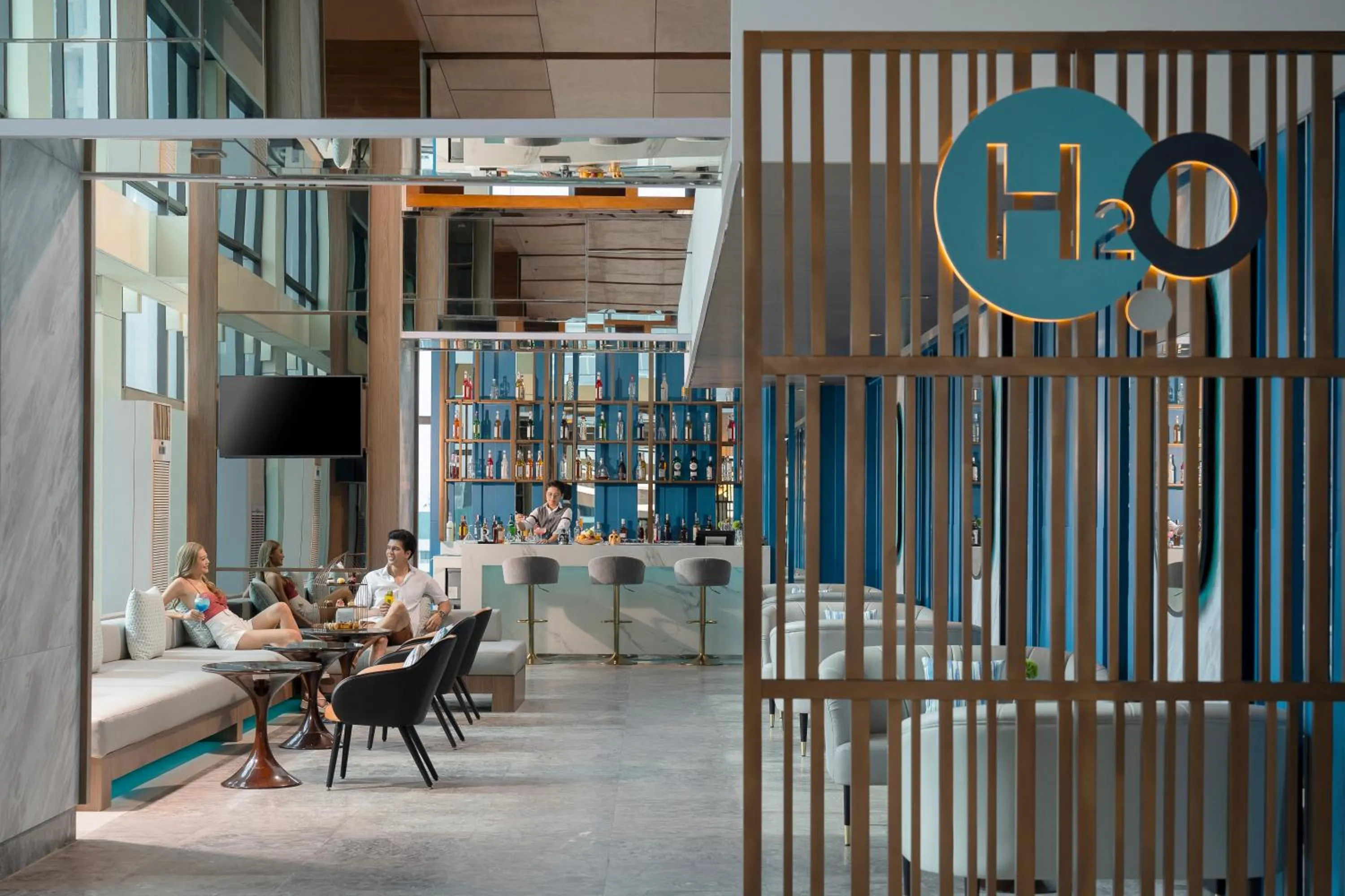 Lounge or bar in Renaissance Bangkok Ratchaprasong Hotel by Marriott