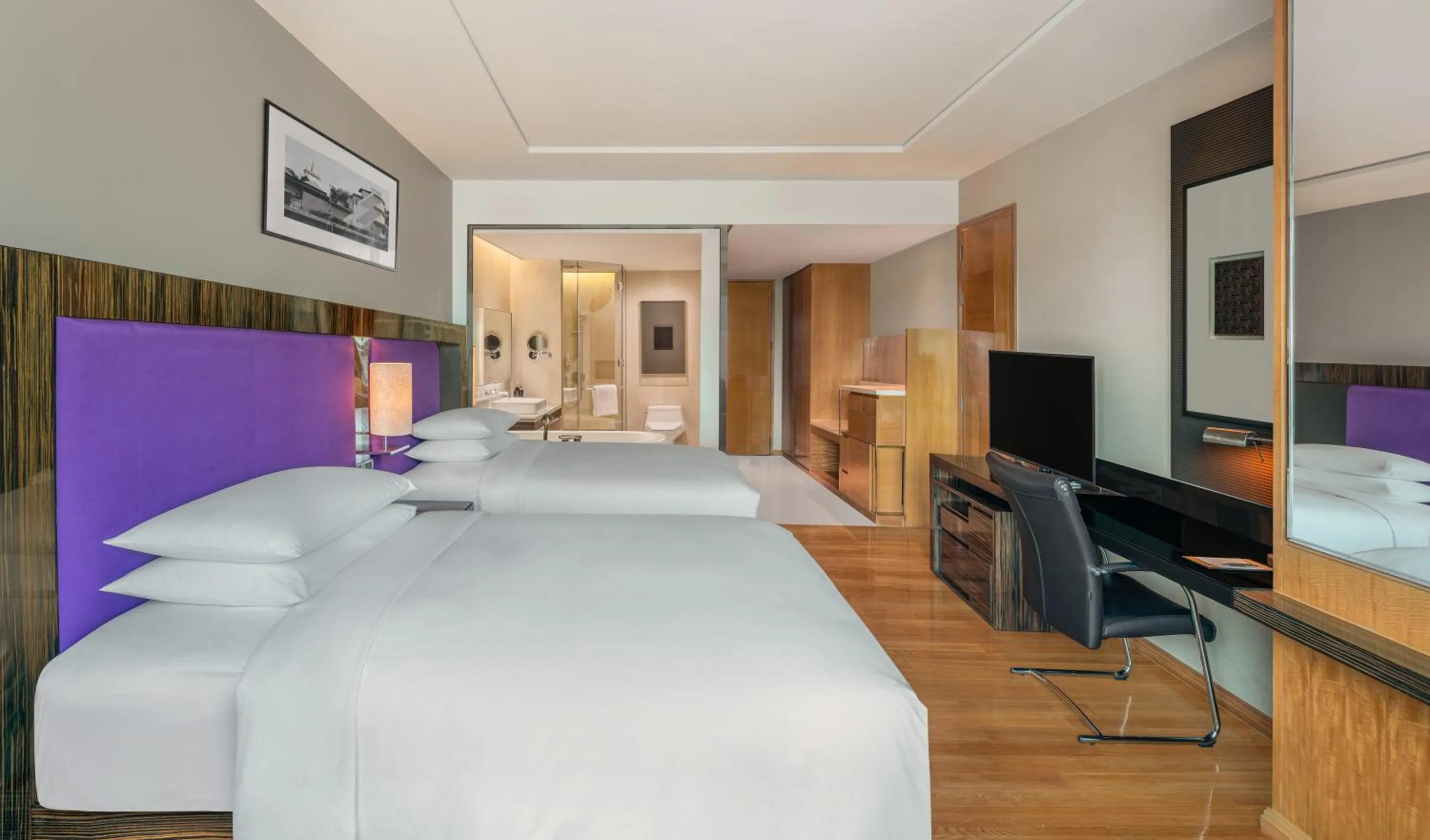 Photo of the whole room, Bed in Renaissance Bangkok Ratchaprasong Hotel by Marriott