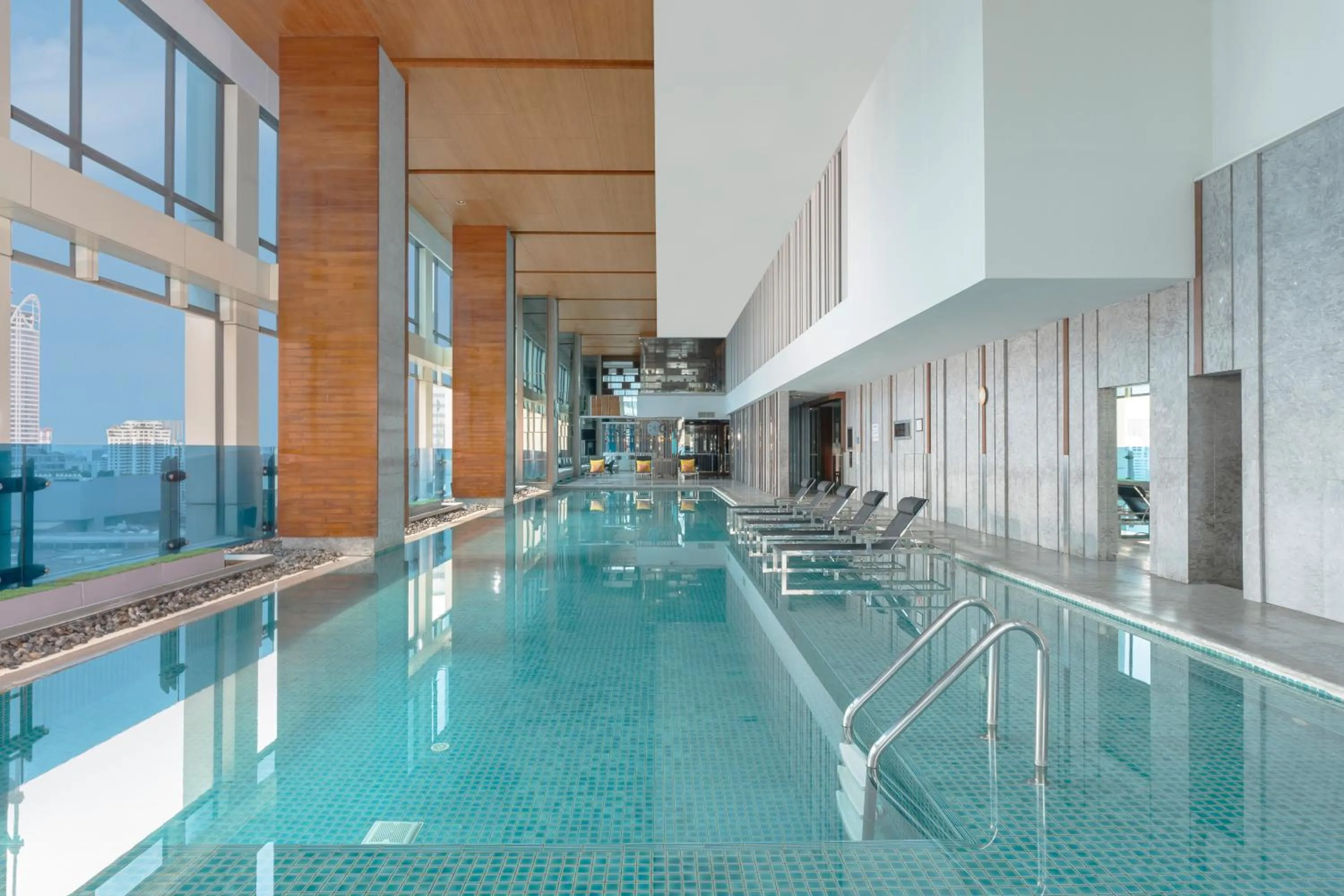 Swimming pool in Renaissance Bangkok Ratchaprasong Hotel by Marriott