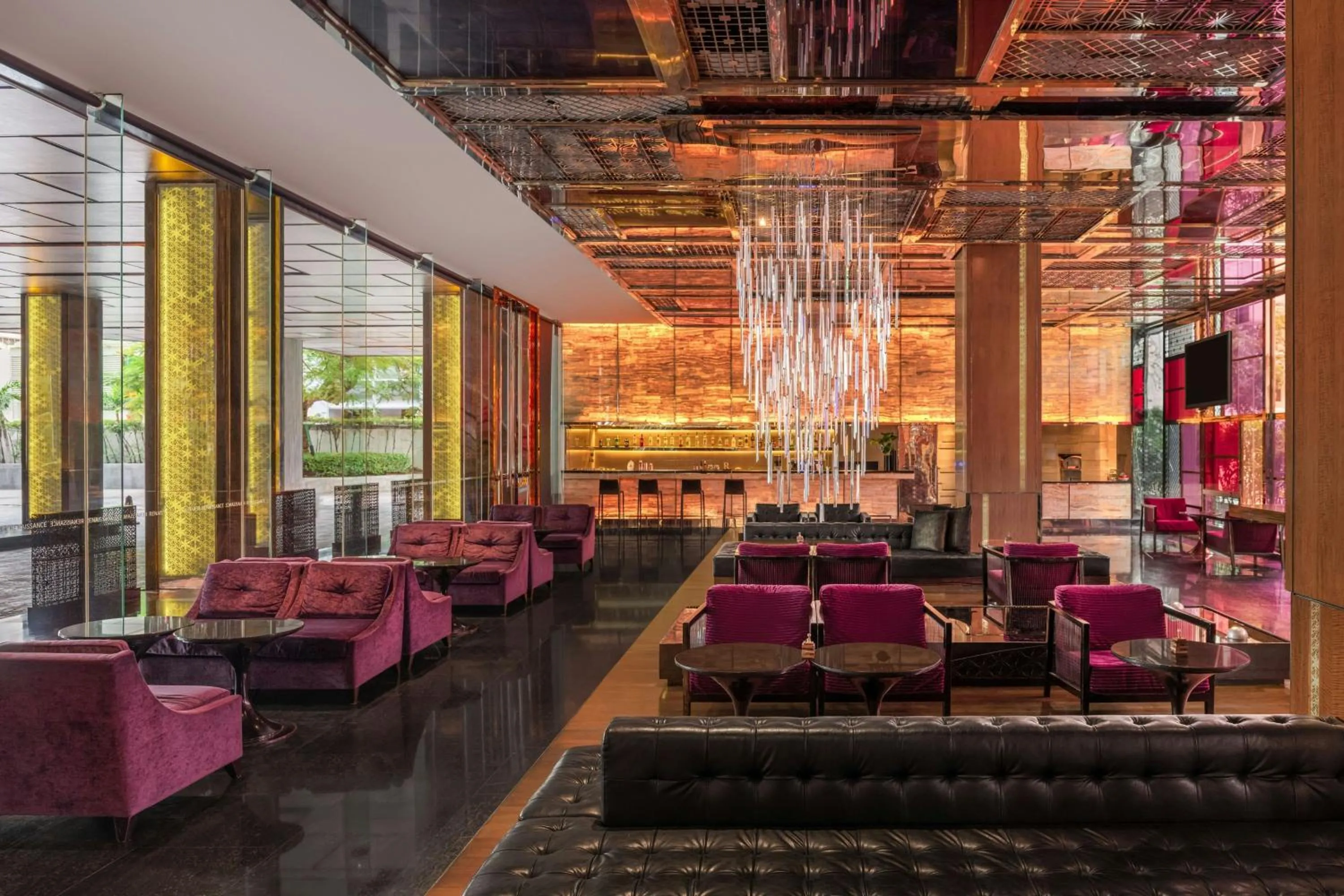 Lounge or bar in Renaissance Bangkok Ratchaprasong Hotel by Marriott