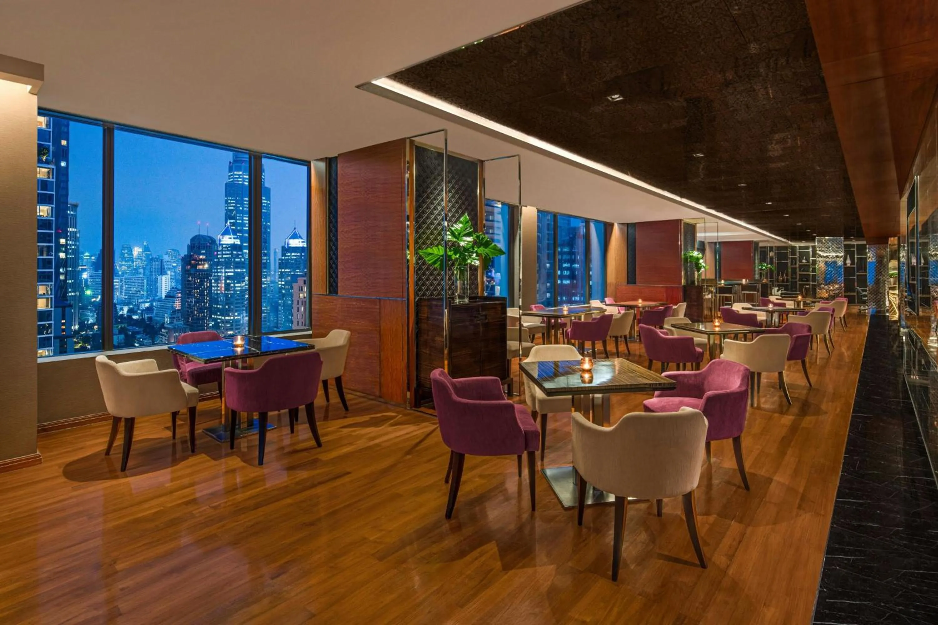 Lounge or bar in Renaissance Bangkok Ratchaprasong Hotel by Marriott