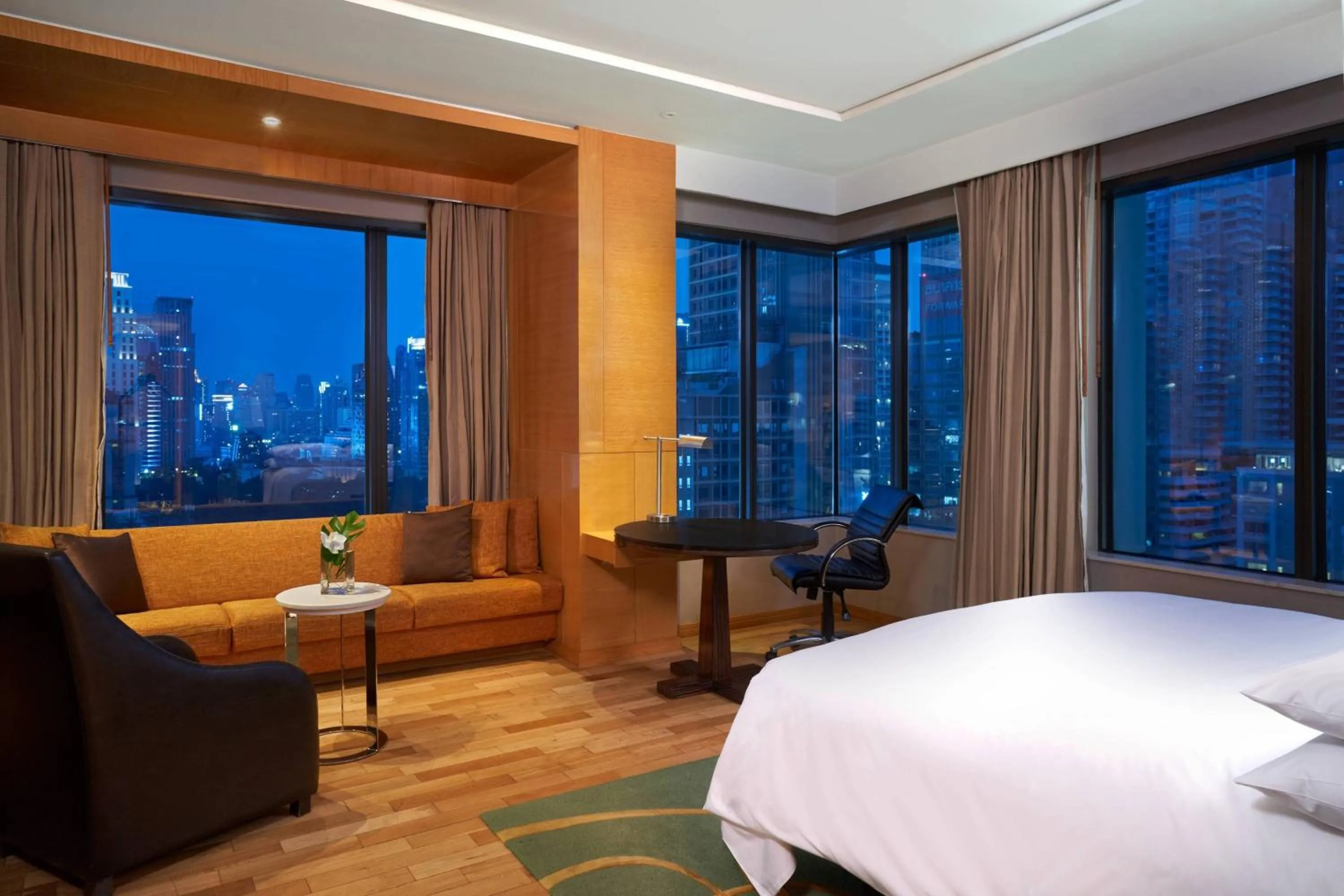 Photo of the whole room, Bed in Renaissance Bangkok Ratchaprasong Hotel by Marriott