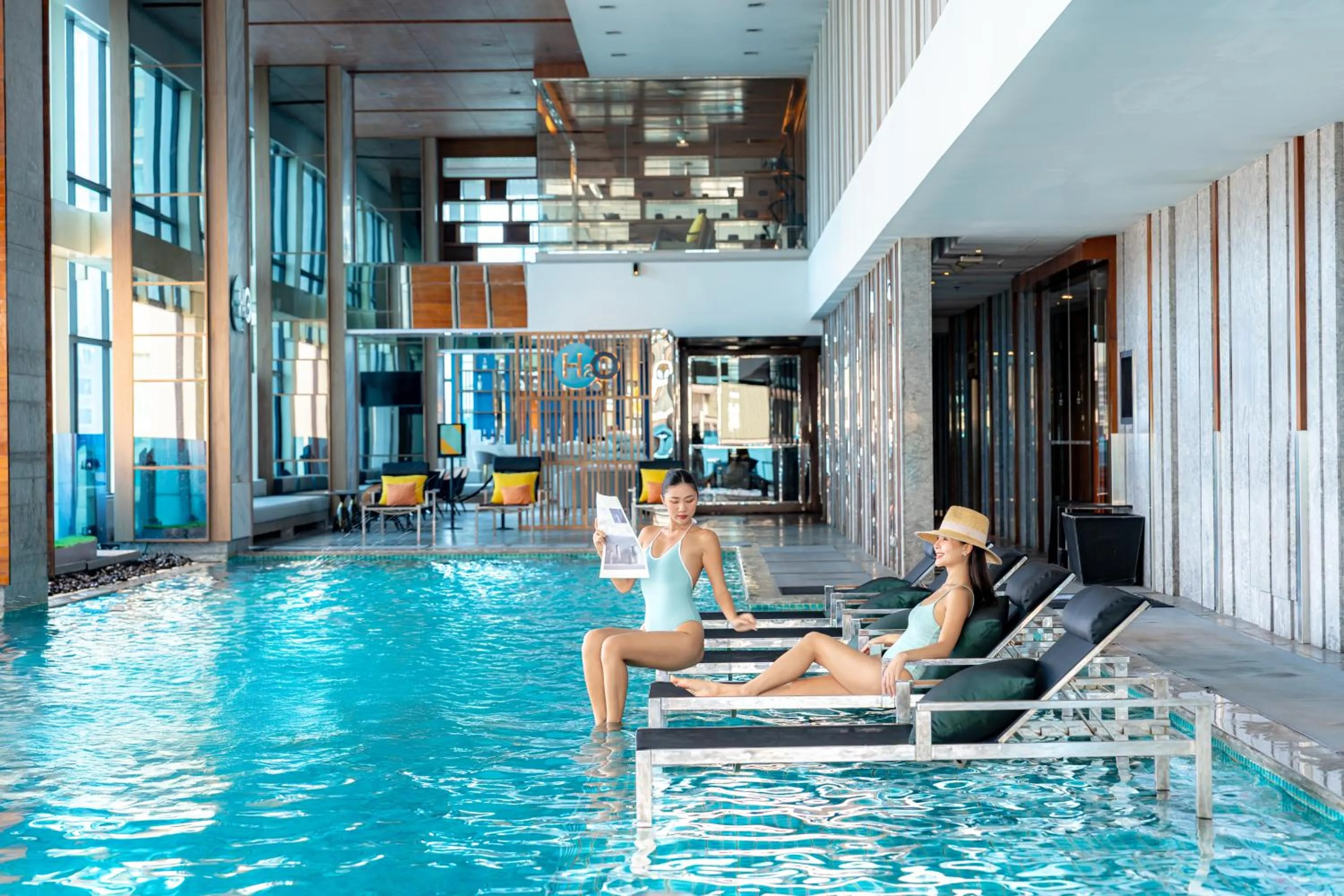 Swimming pool in Renaissance Bangkok Ratchaprasong Hotel by Marriott