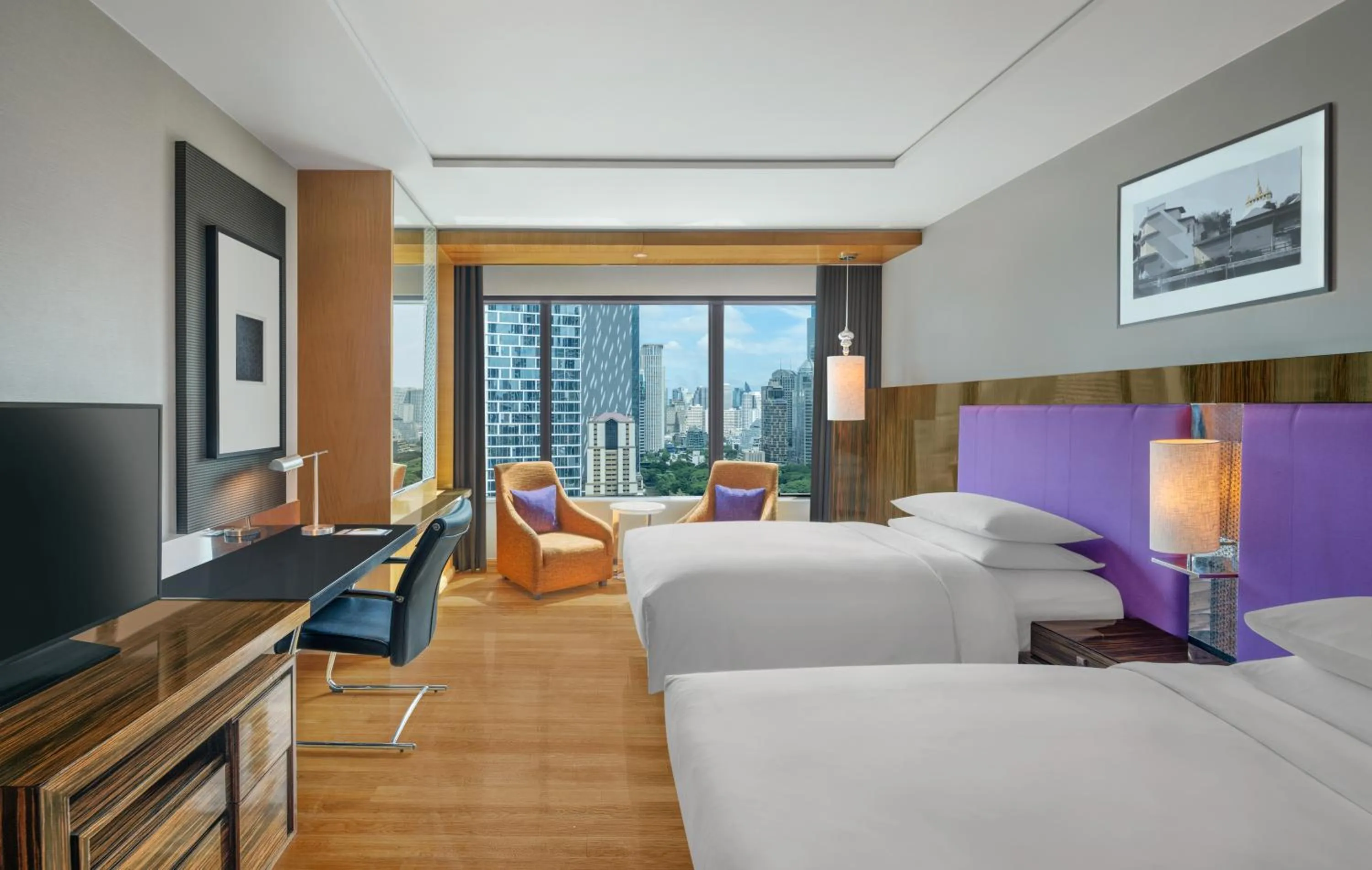 Photo of the whole room, Bed in Renaissance Bangkok Ratchaprasong Hotel by Marriott