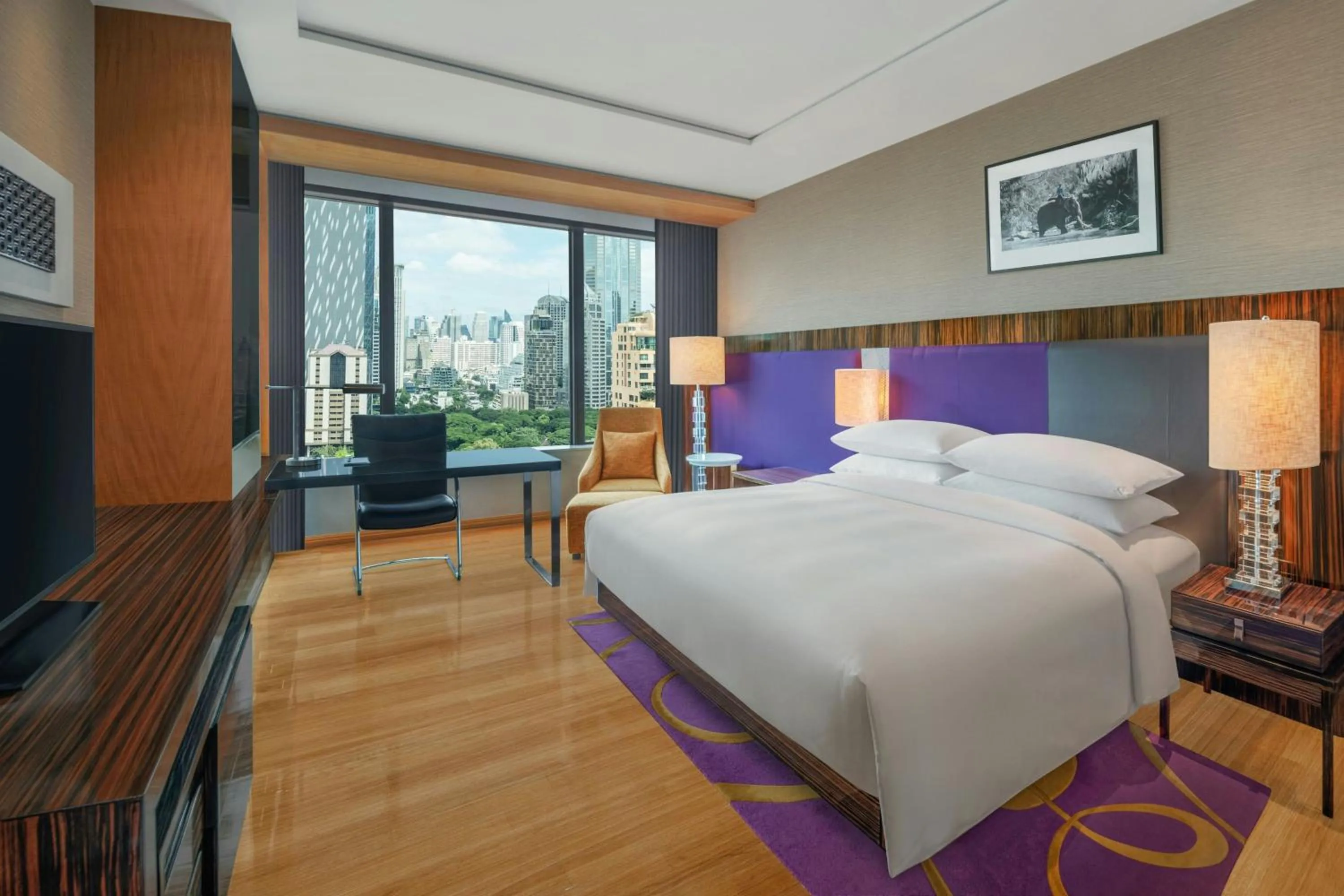 Photo of the whole room, Bed in Renaissance Bangkok Ratchaprasong Hotel by Marriott