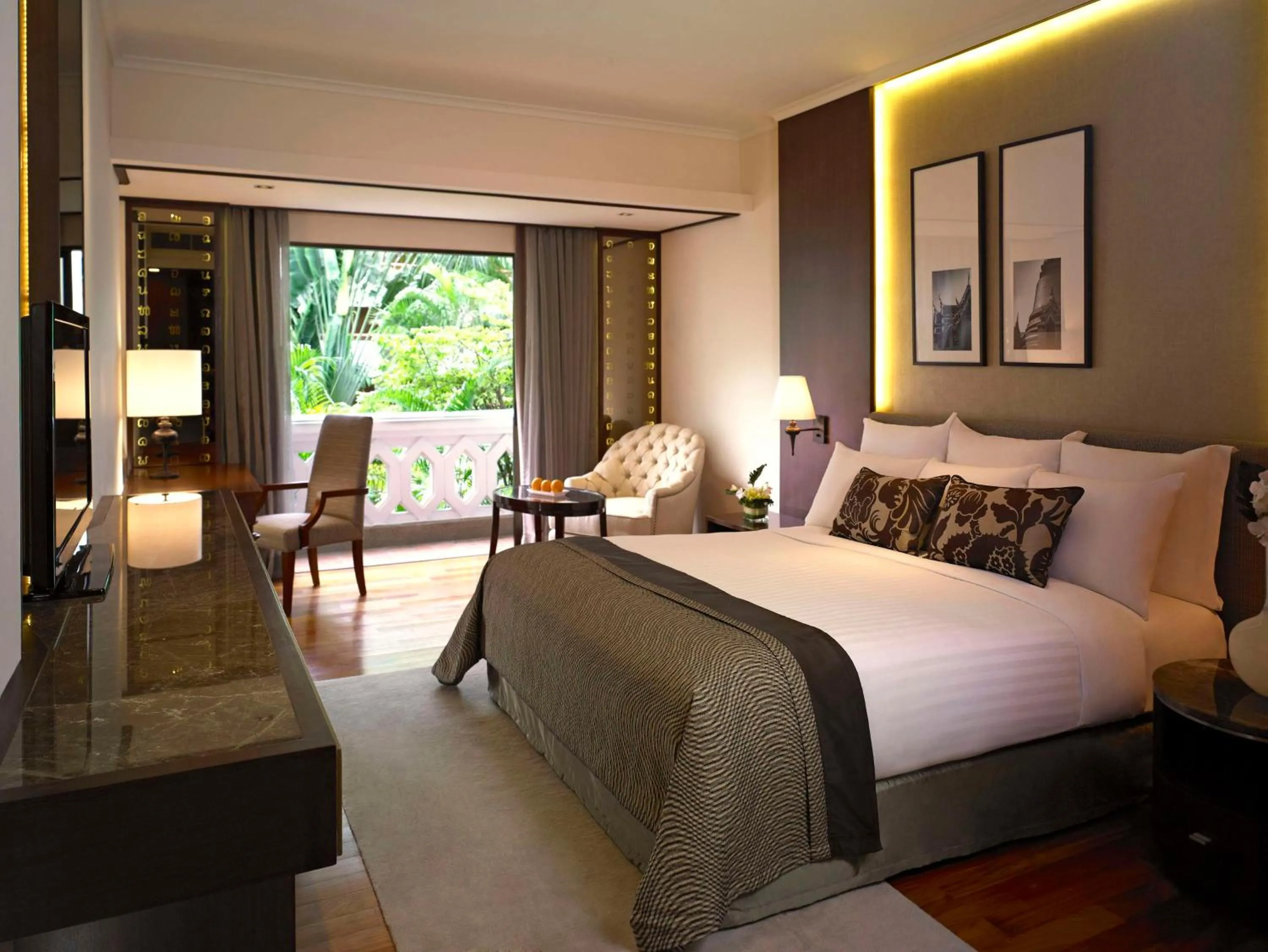 Bedroom, Bed in Anantara Riverside Bangkok Resort