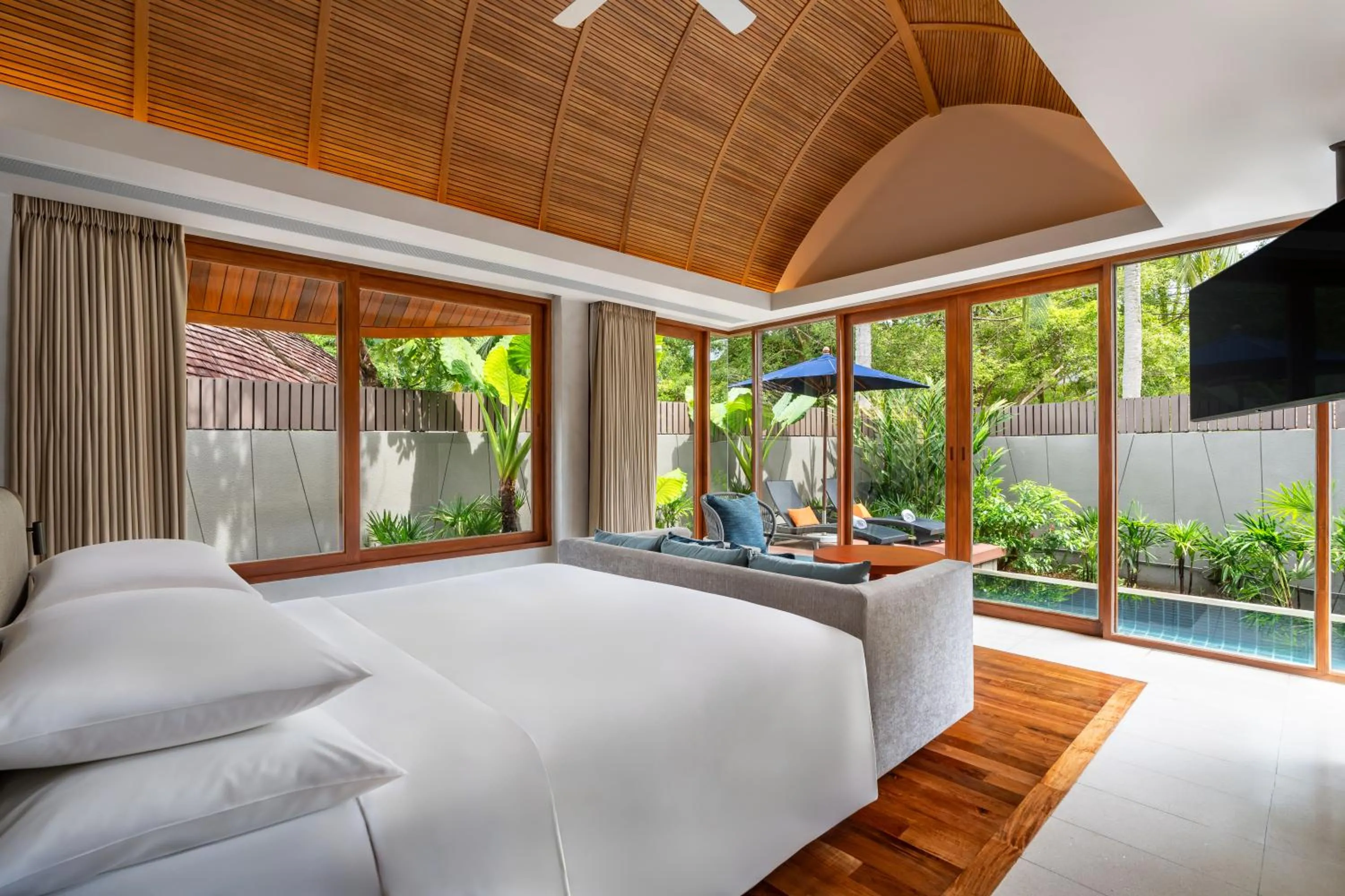 Communal lounge/ TV room, Bed in Renaissance Phuket Resort & Spa