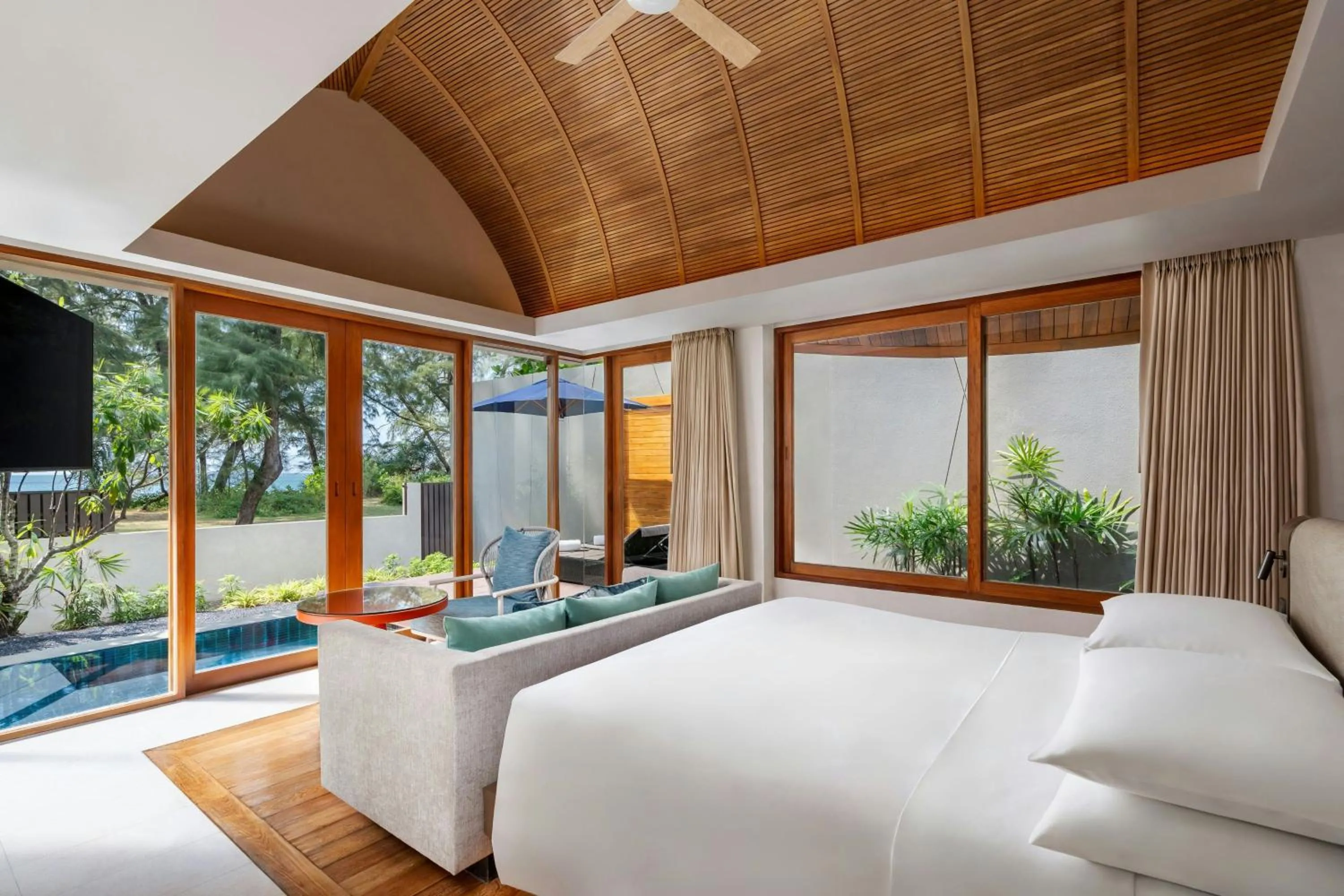 Swimming pool, Bed in Renaissance Phuket Resort & Spa