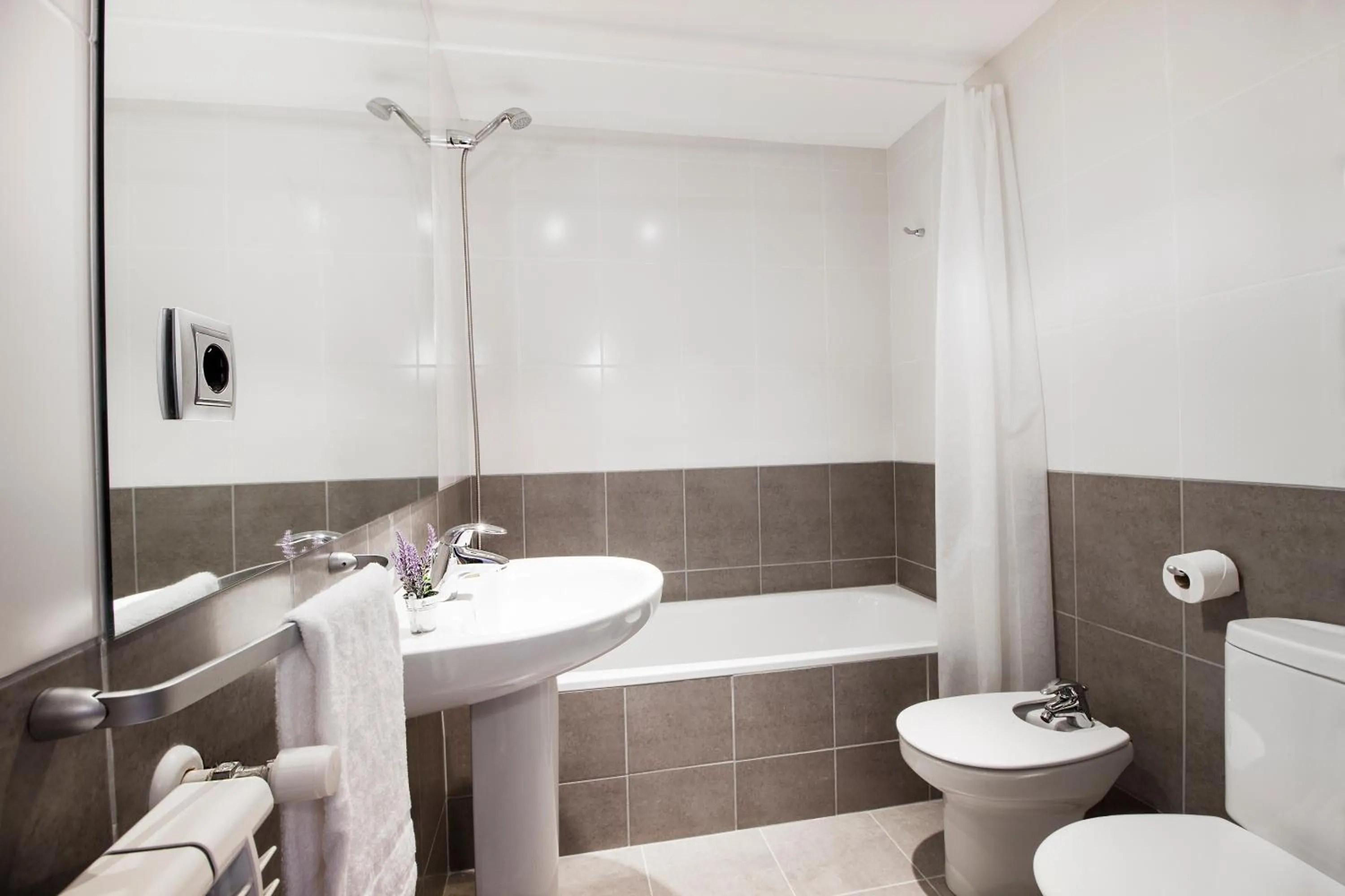 Bathroom in Font del Ferro Apartments