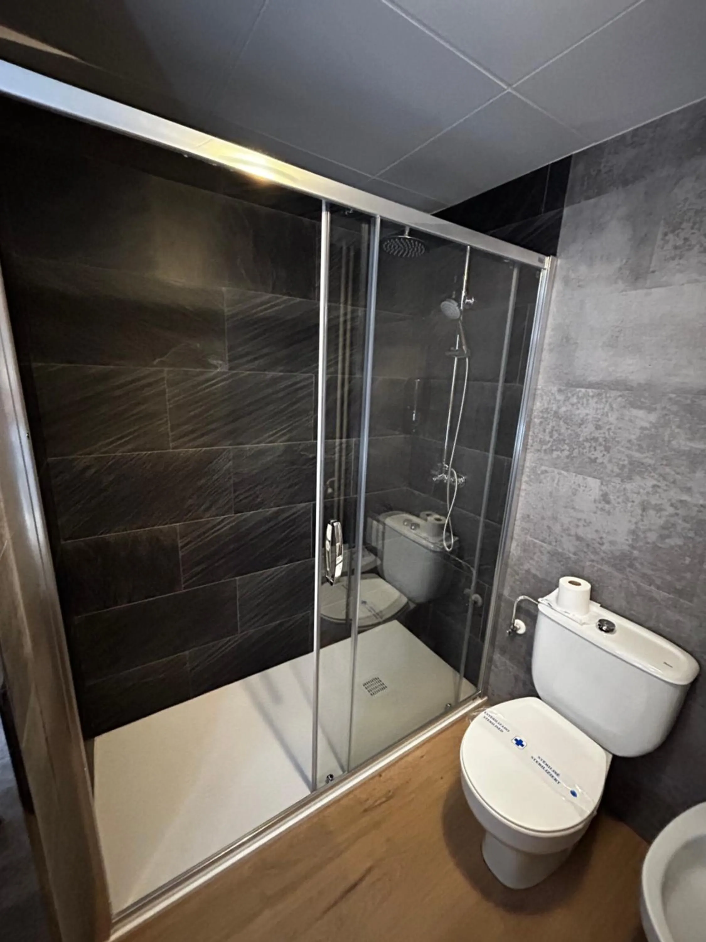 Shower in Hotel Santa Bàrbara De La Vall D'ordino