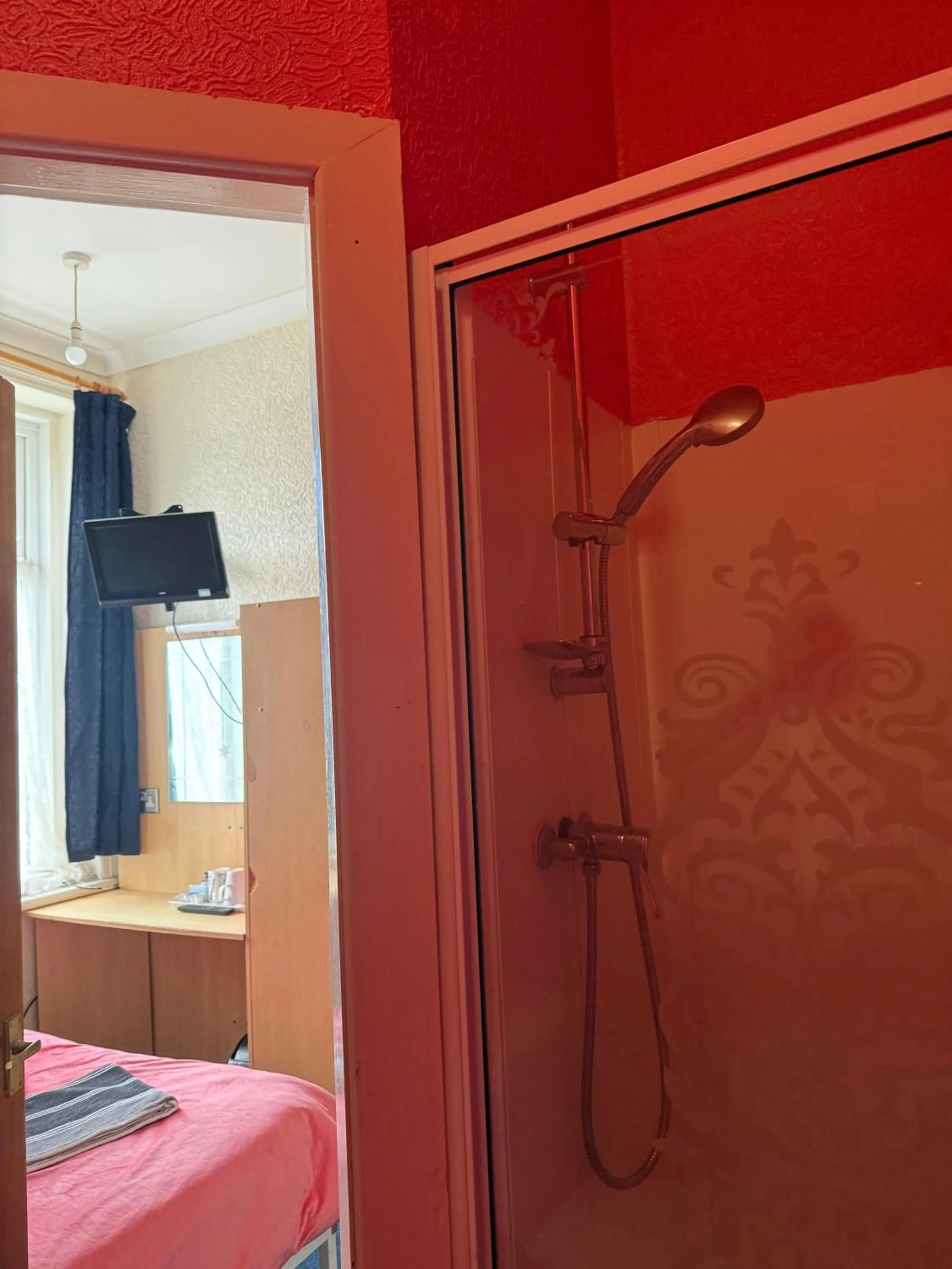 Bathroom, Bed in The Hawkes Hotel