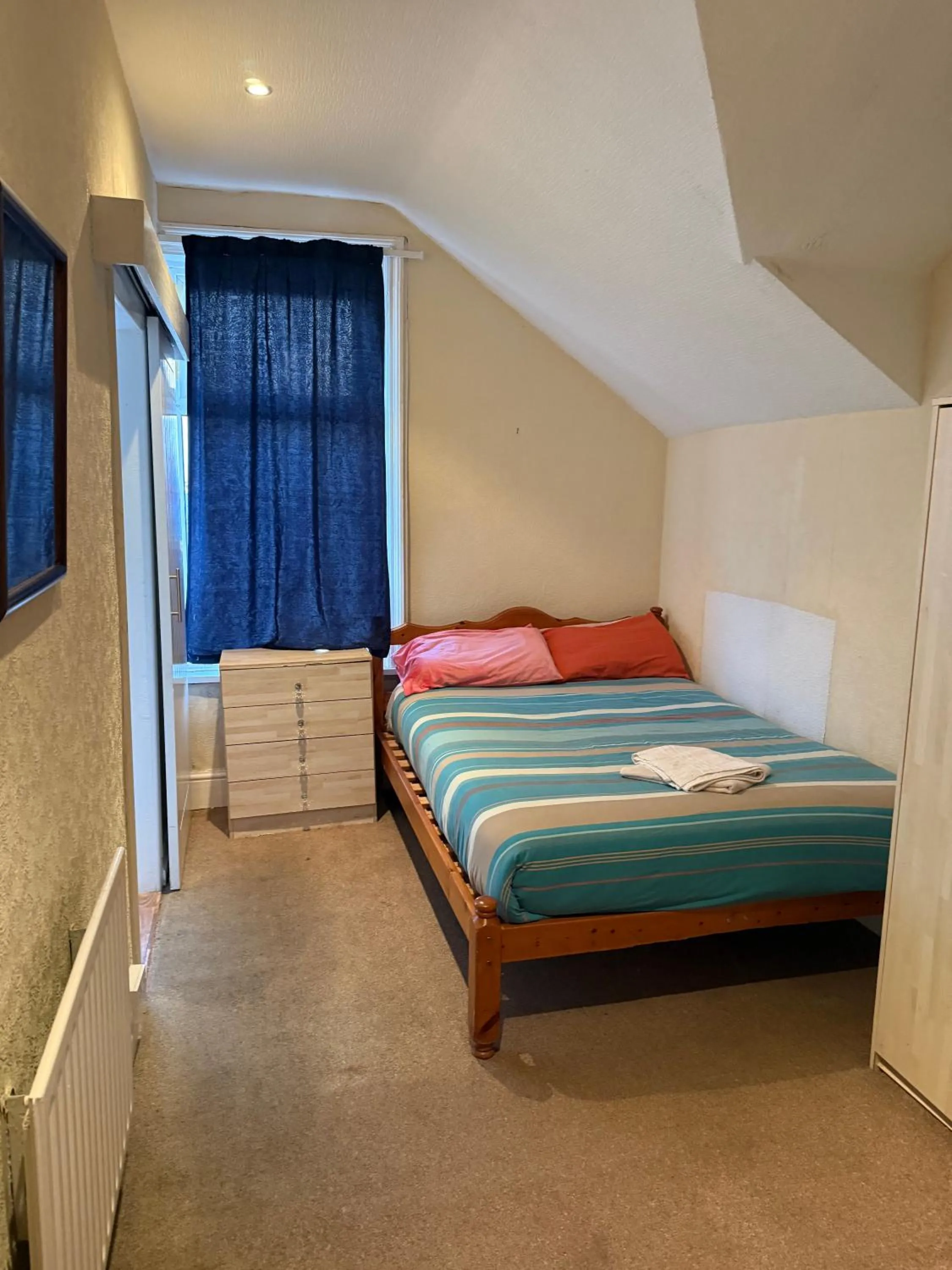 Bathroom, Bed in The Hawkes Hotel