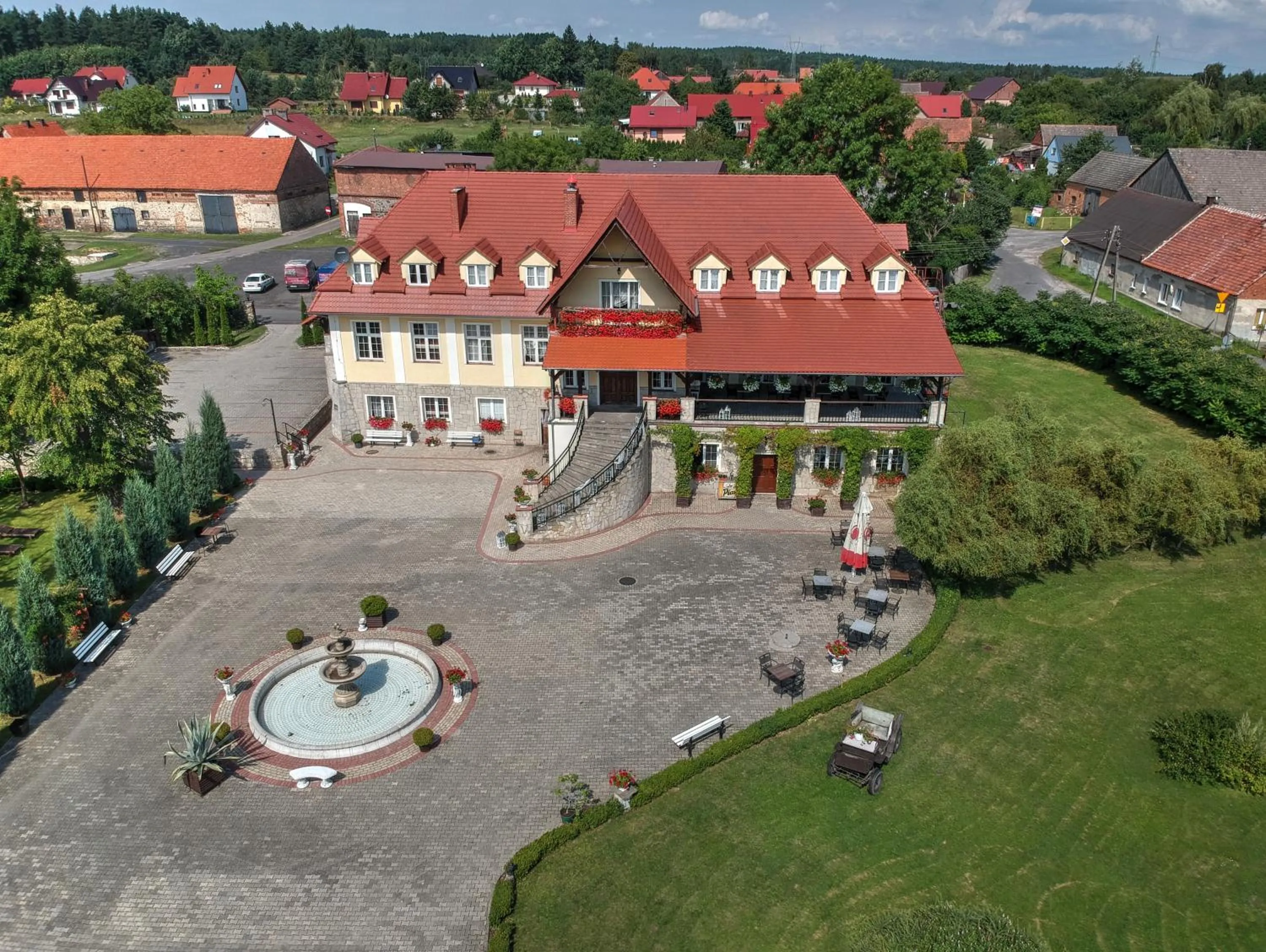 Property building in Zespół Pałacowo-Parkowy Bądzów