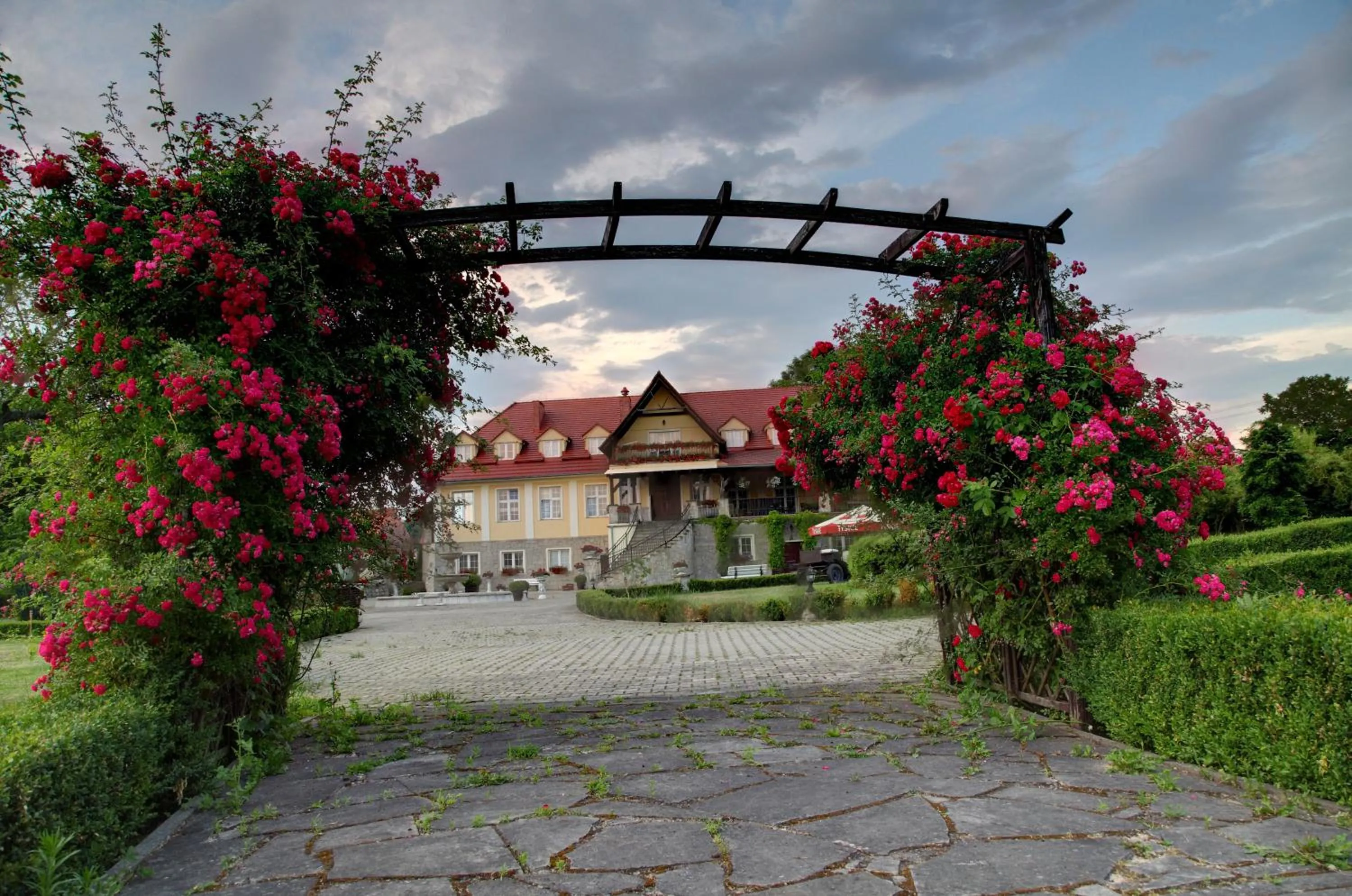 Property building in Zespół Pałacowo-Parkowy Bądzów