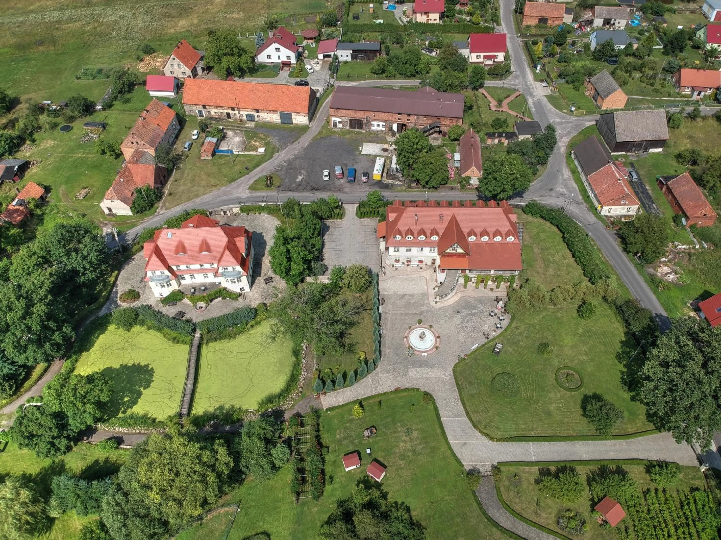 Property building in Zespół Pałacowo-Parkowy Bądzów