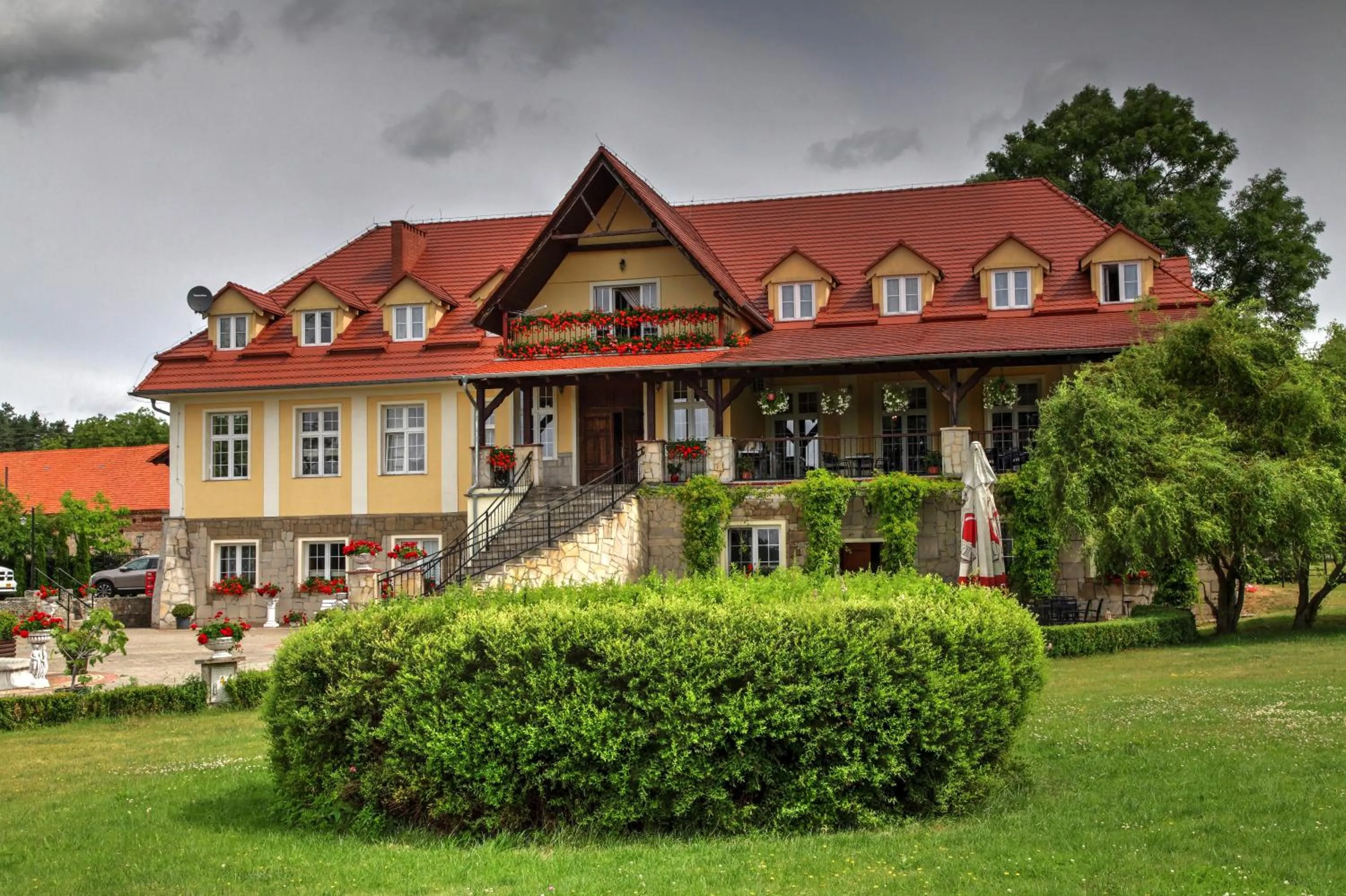 Property building in Zespół Pałacowo-Parkowy Bądzów