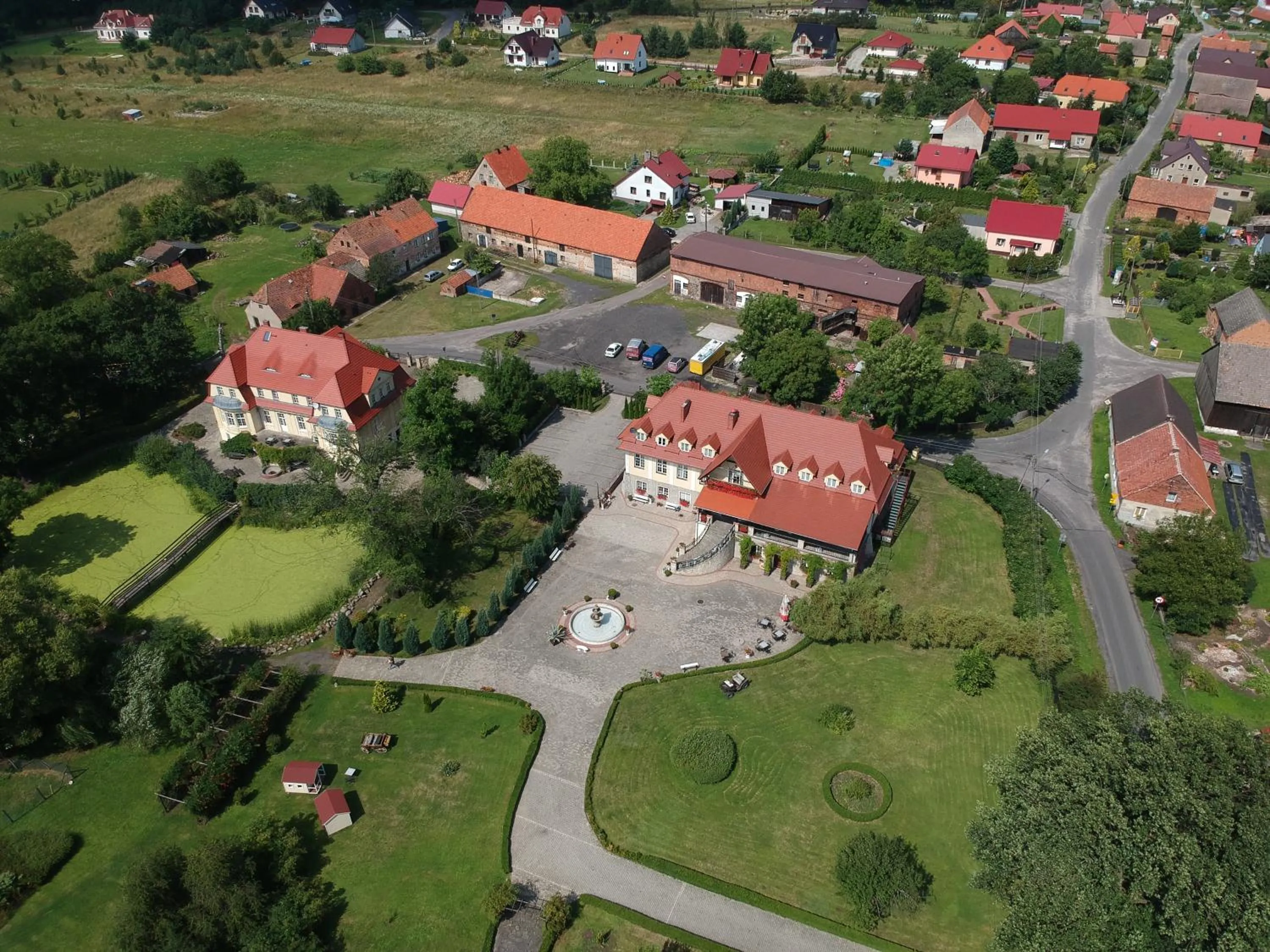 Property building in Zespół Pałacowo-Parkowy Bądzów