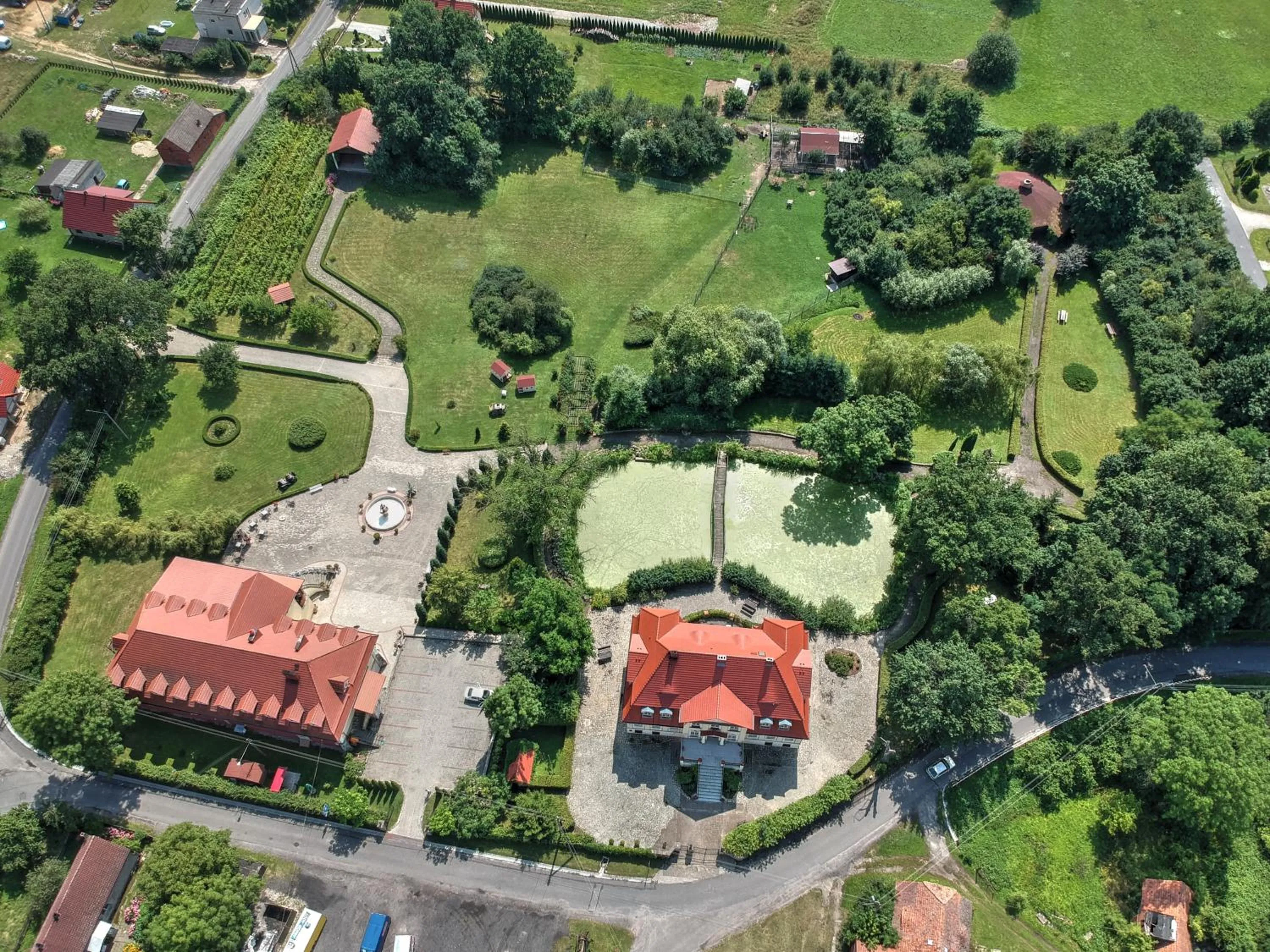 Property building in Zespół Pałacowo-Parkowy Bądzów