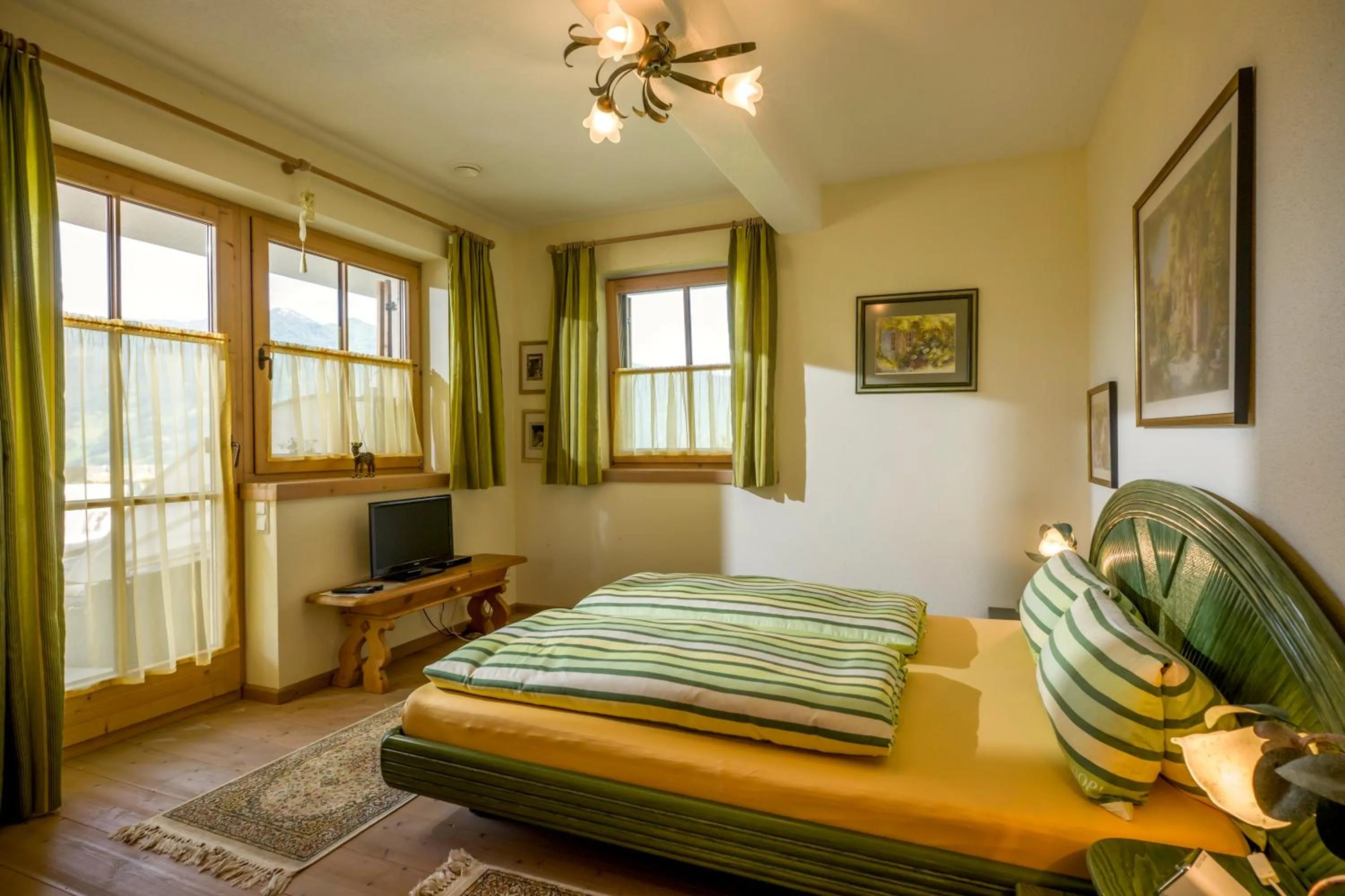 Bedroom, Bed in Bergkristall