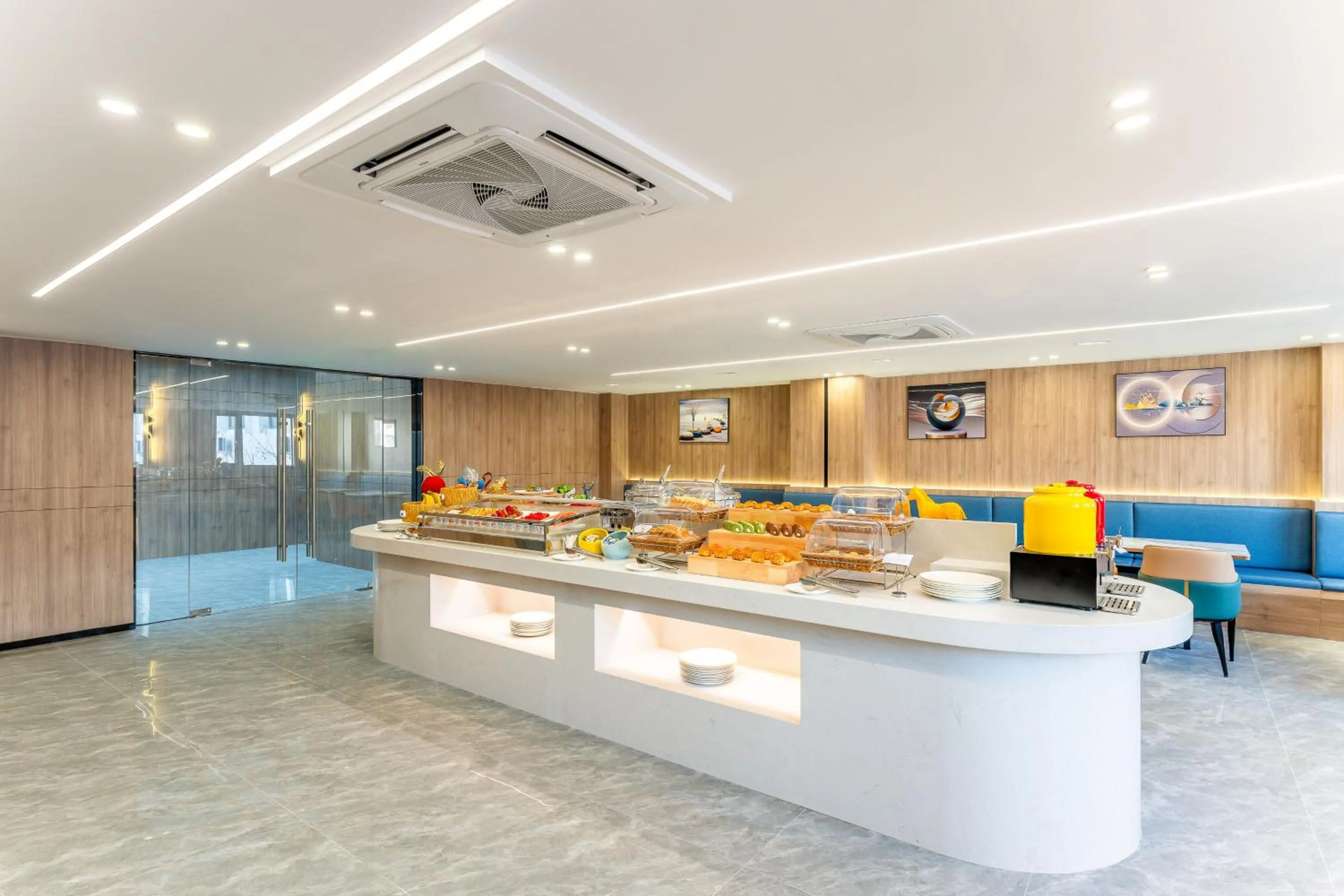 Restaurant/places to eat in Holiday Inn Express Suzhou City Center by IHG