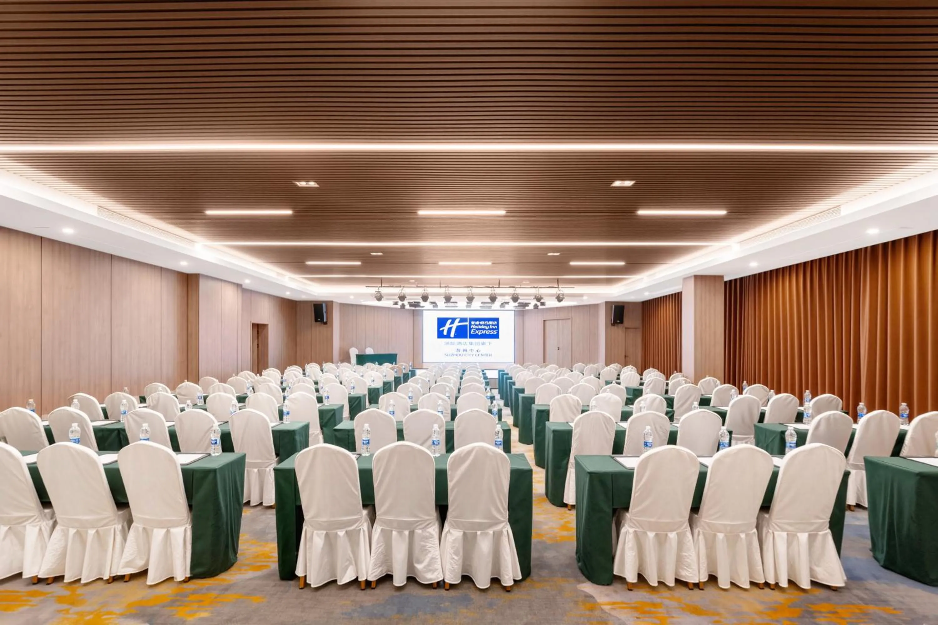 Meeting/conference room in Holiday Inn Express Suzhou City Center by IHG