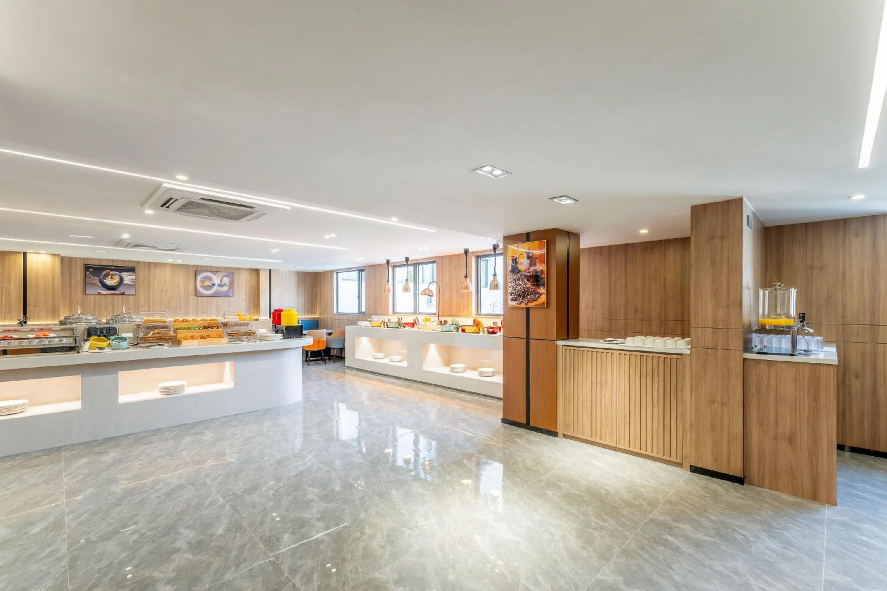 Restaurant/places to eat in Holiday Inn Express Suzhou City Center by IHG