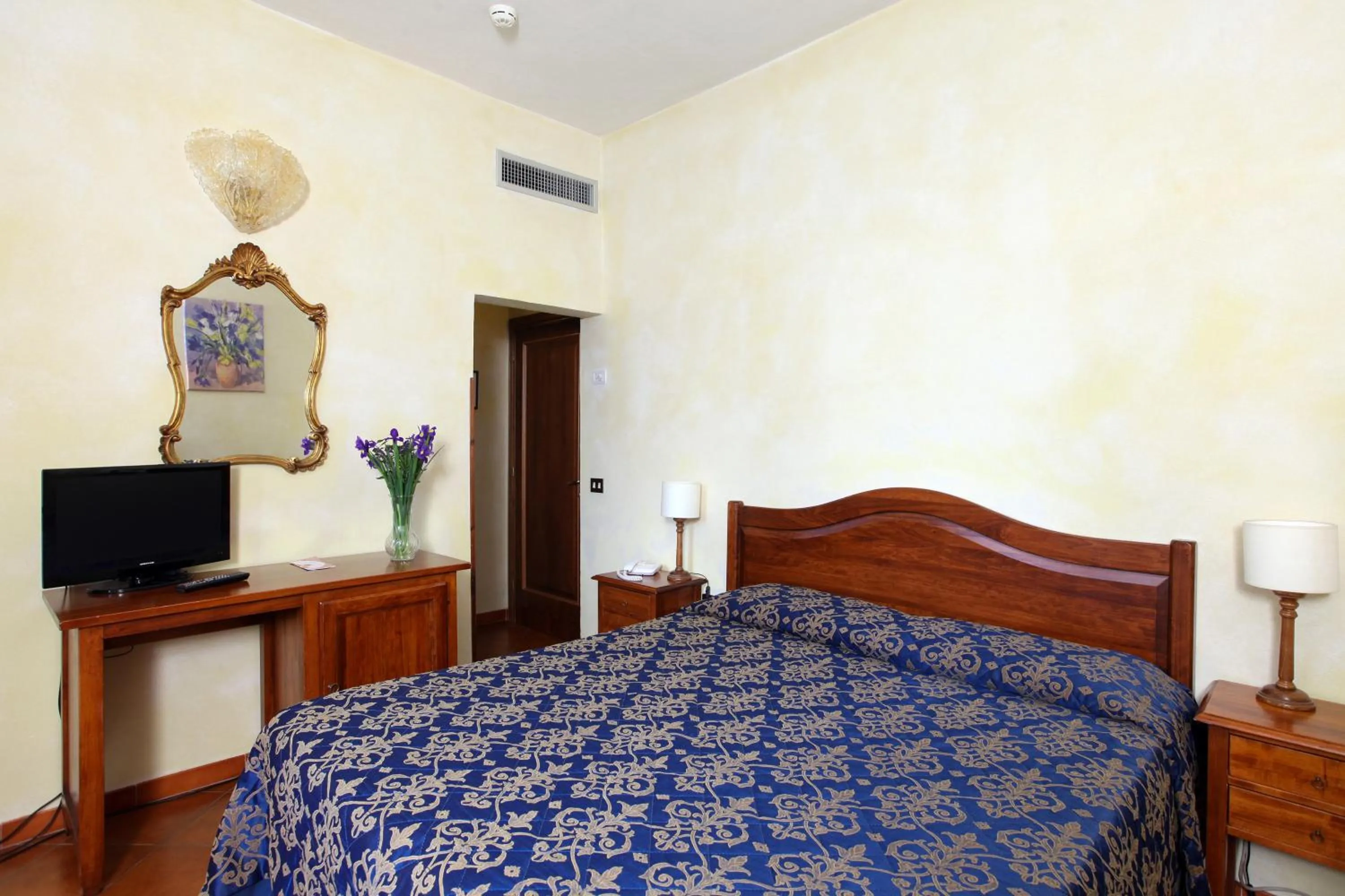 TV and multimedia, Bed in Hotel Bologna