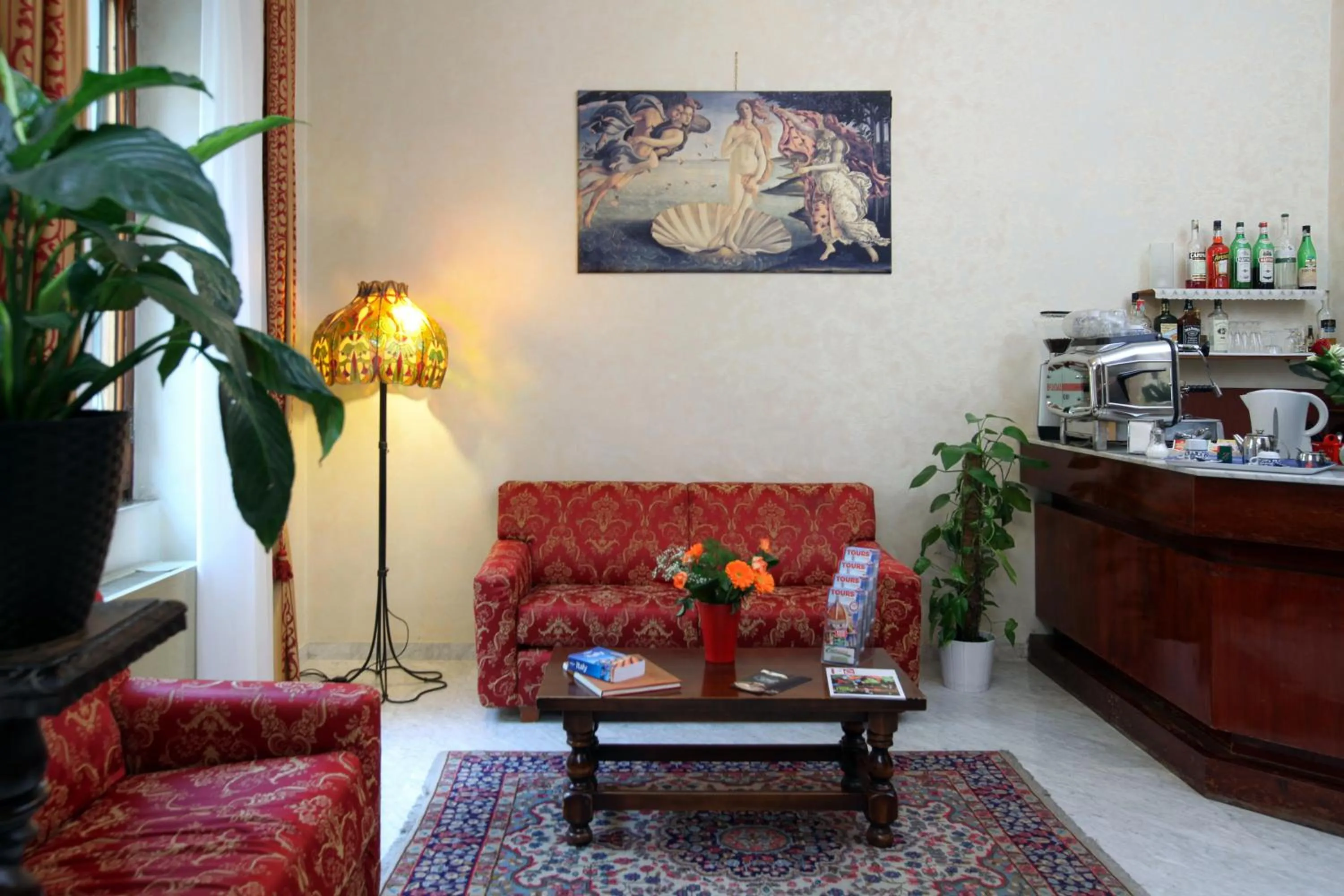 Communal lounge/ TV room in Hotel Bologna