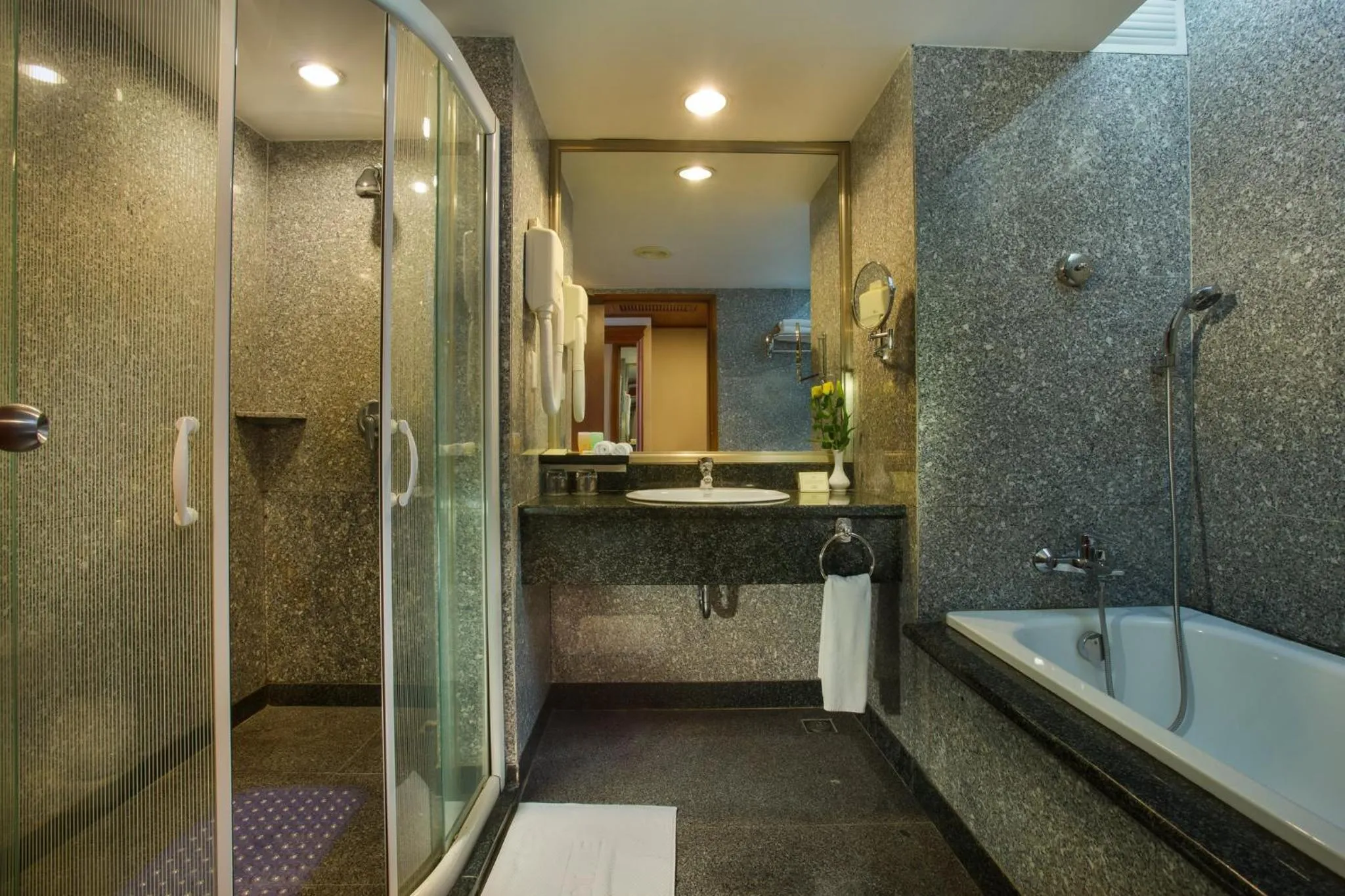 Public Bath in Halong Plaza Hotel