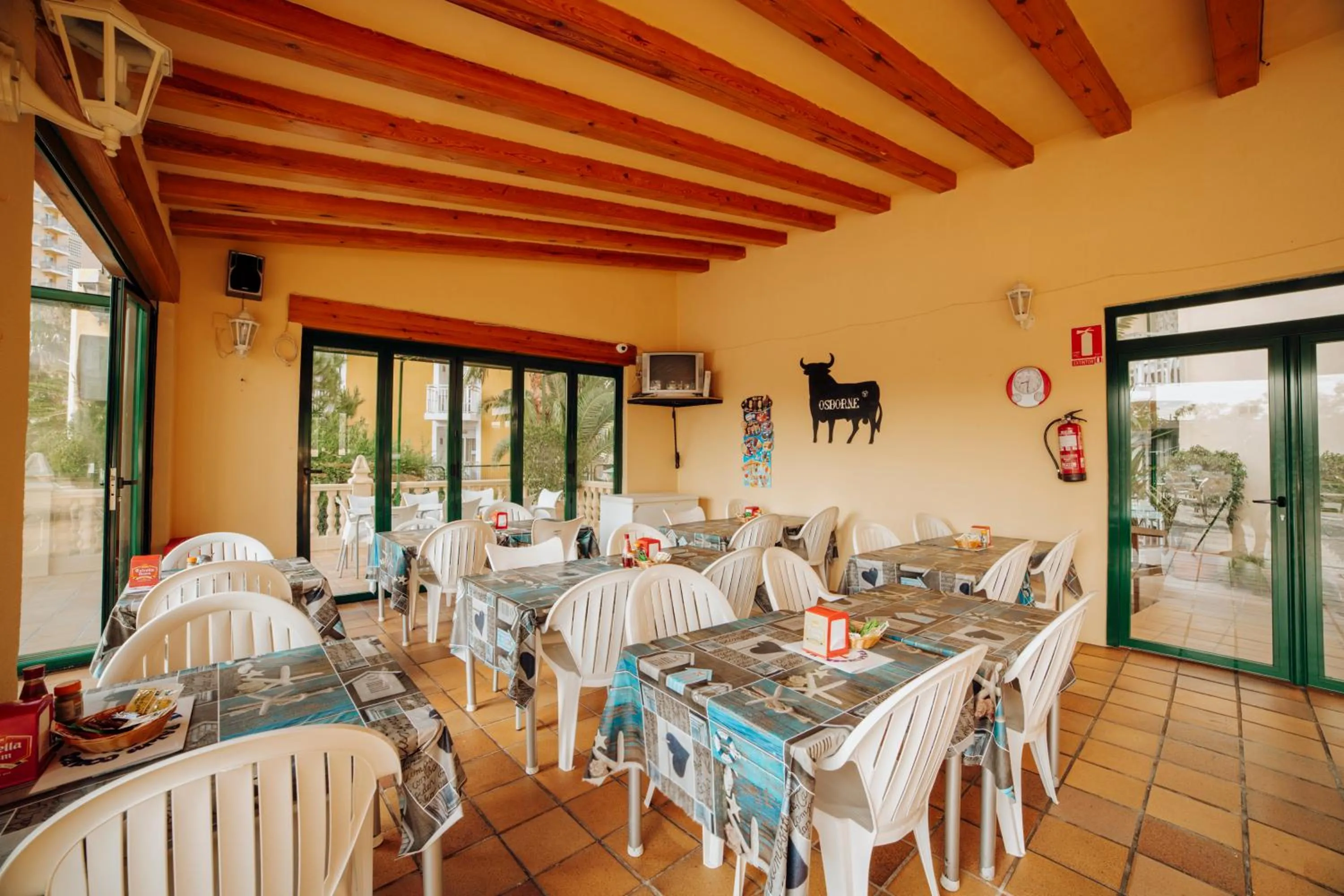 Restaurant/places to eat in Apartamentos Palm Court